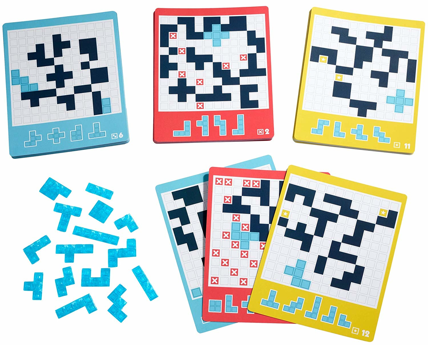 Carte da gioco e pezzi di puzzle blu. Le carte hanno motivi pixelati, bordi rossi, blu e gialli. Alcune mostrano X o numeri.