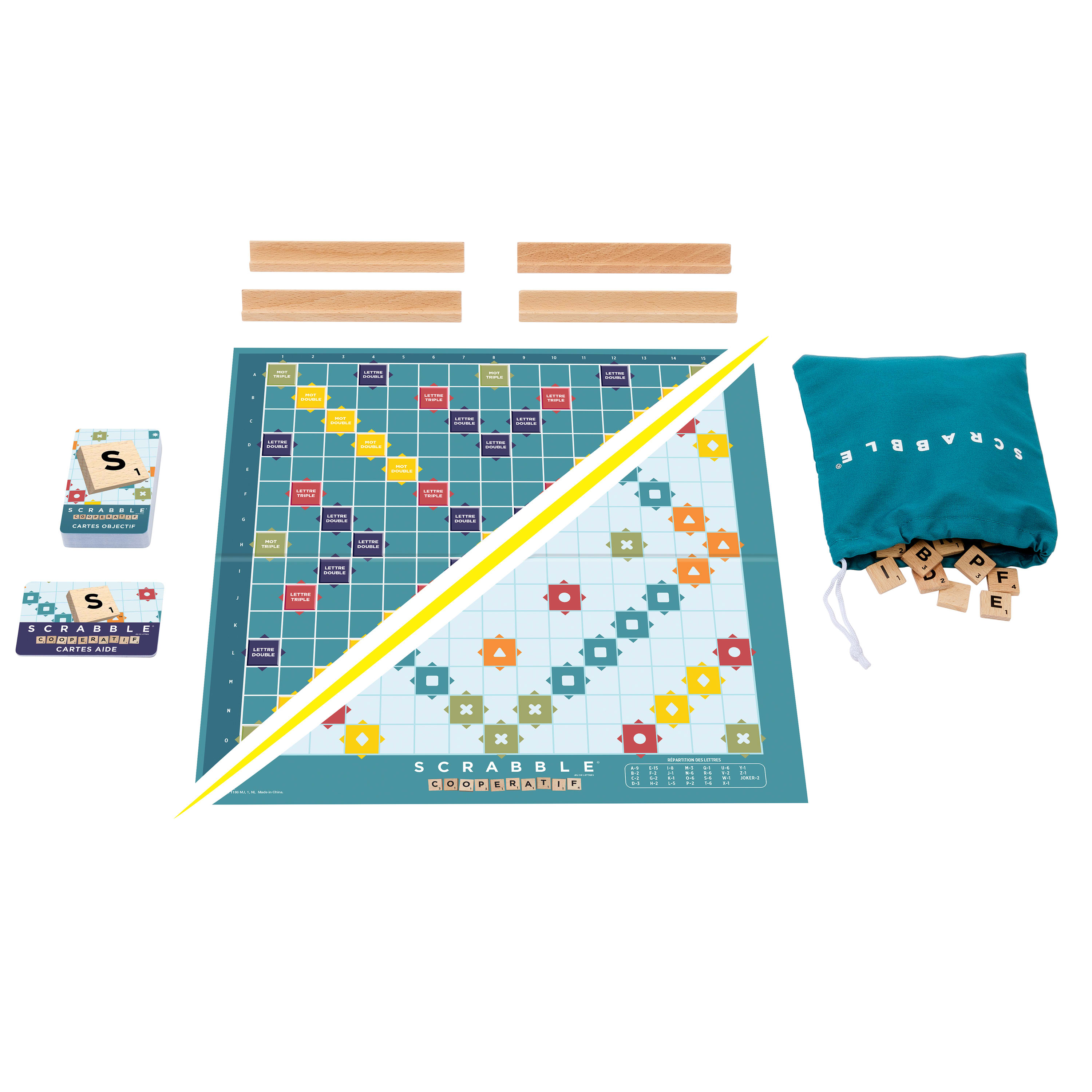 Zestaw do gry Scrabble: plansza, kafelki, worek, drewniane uchwyty na litery i karty na białym tle.