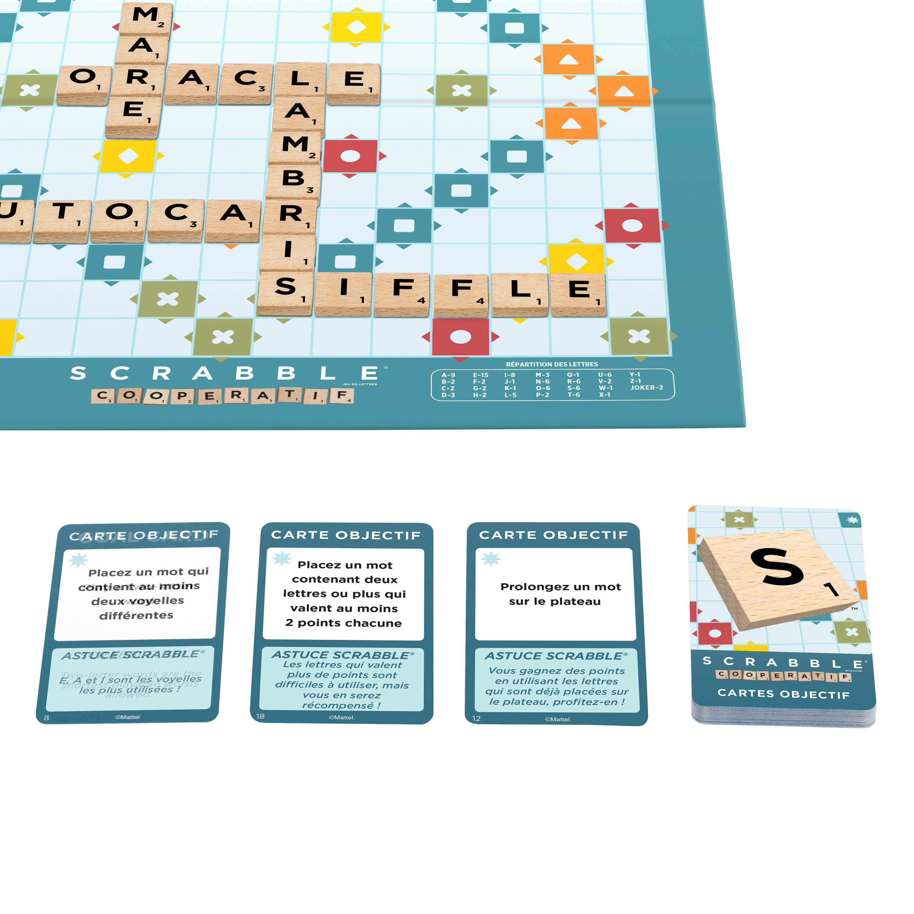 Plansza do Scrabble z drewnianymi kafelkami układającymi słowa. Widoczne karty i tabela liter.