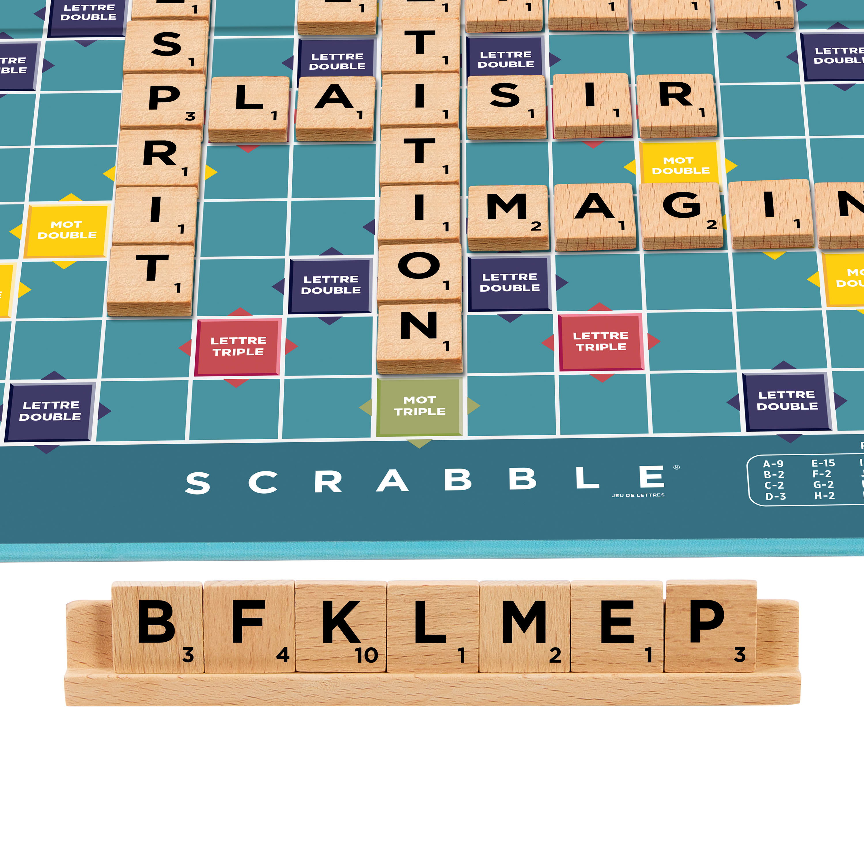 Plansza do Scrabble z drewnianymi kafelkami literującymi słowa. Drewniane kafelki na dole pokazują litery B, F, K, L, M, E i P.