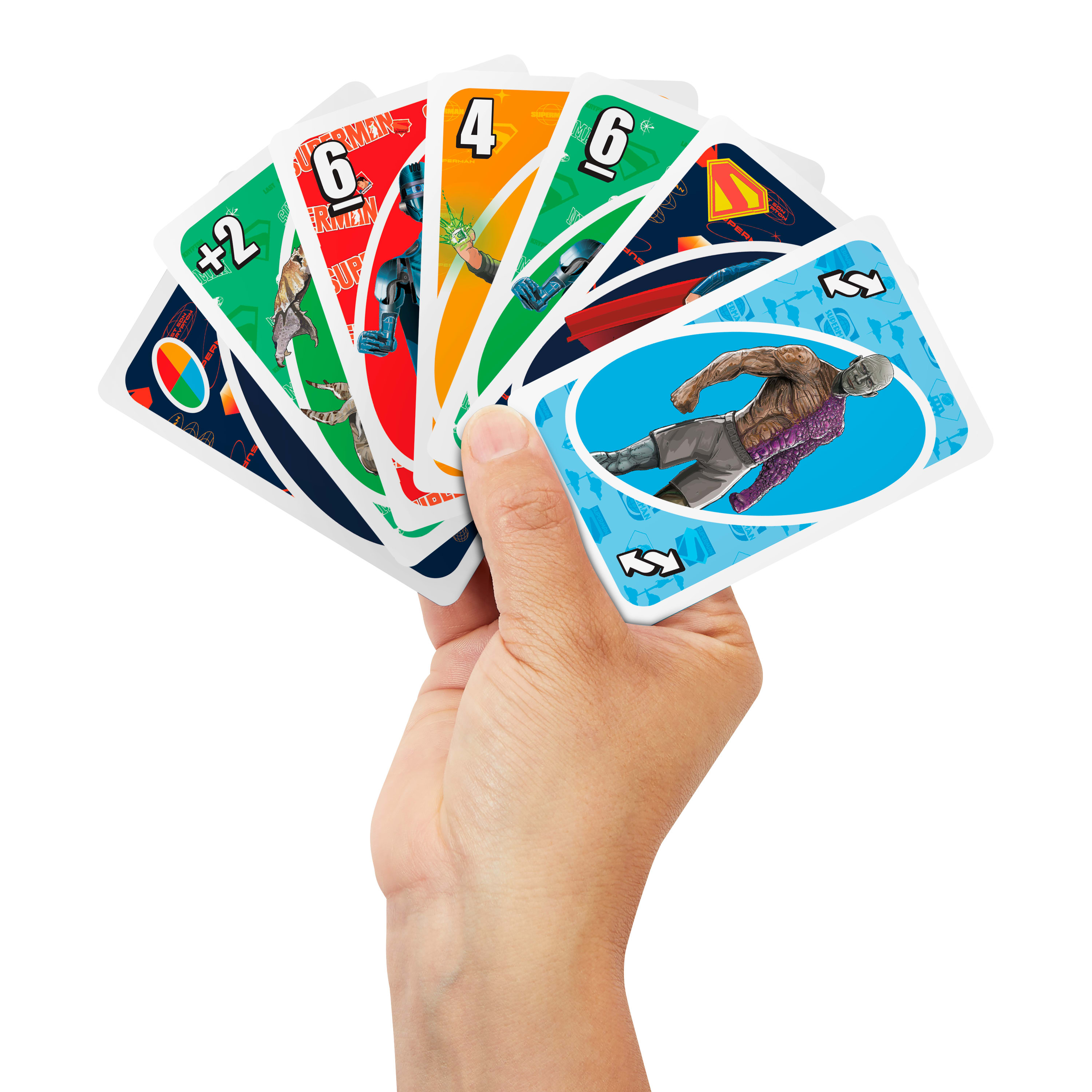 Mano che tiene un mazzo a ventaglio di carte Uno a tema supereroi. Le carte hanno numeri e immagini di supereroi.