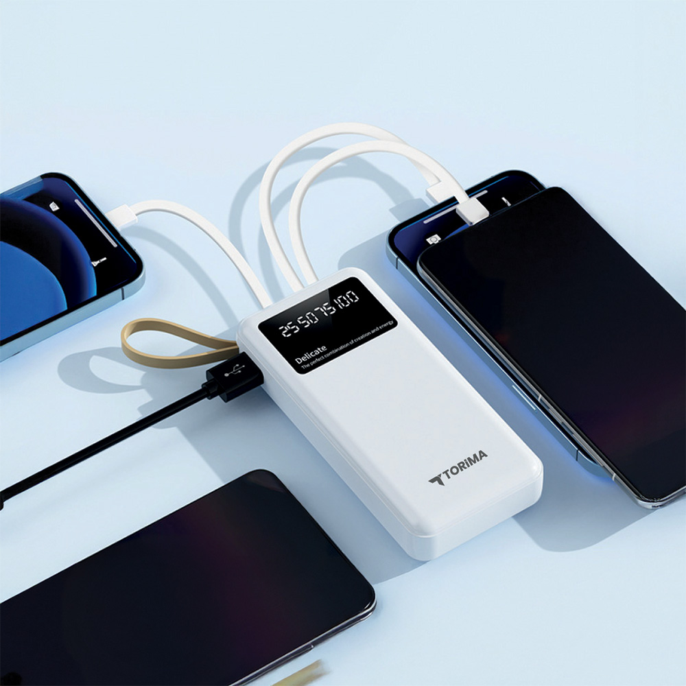 Beyaz bir powerbank üç akıllı telefonu şarj ediyor. Banka pil yüzdelerini gösteriyor. Kablolar ve telefonlar siyah beyaz.