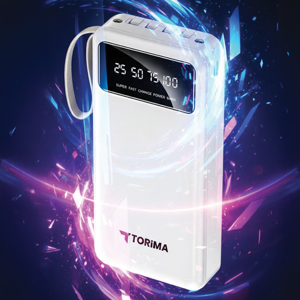 Şarj seviyelerini gösteren dijital ekranlı beyaz powerbank. 'Torima' markası görünür. Arka plan mavi ve mor bir parıltıya sahip.