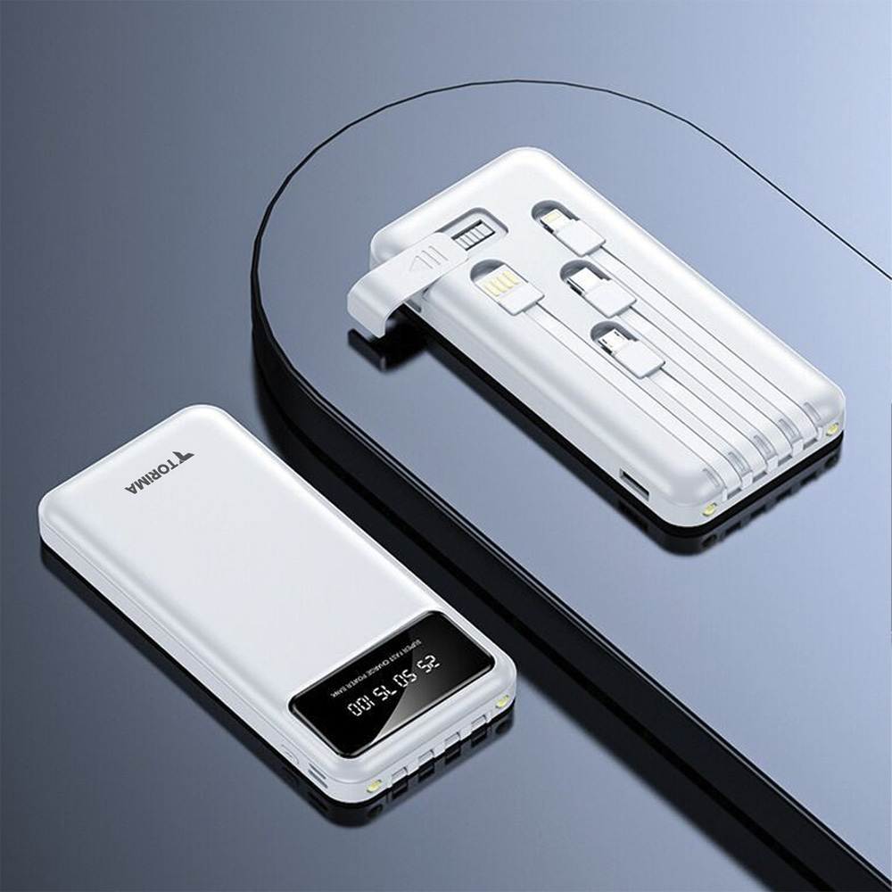 Dahili kabloları ve ekranı olan beyaz powerbank. Solda başka bir beyaz powerbank var.