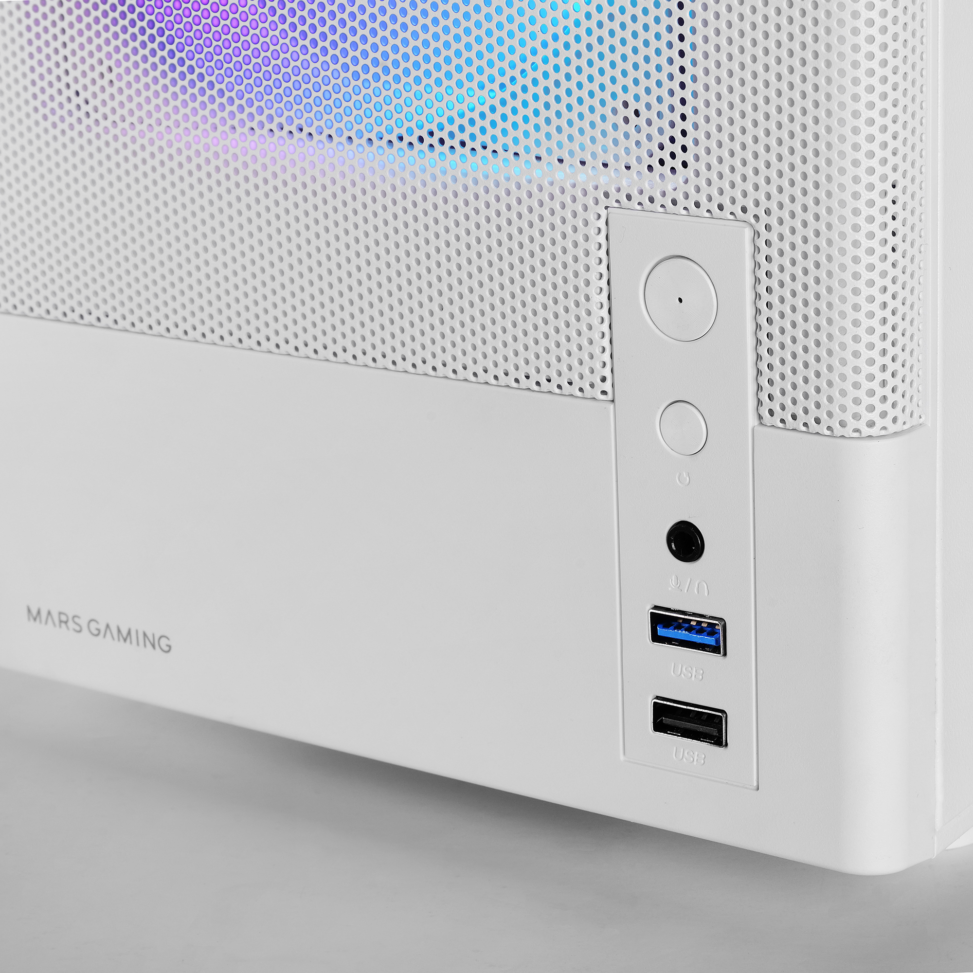Case per computer bianco con frontale a rete, pulsante di accensione, porte USB e logo Mars Gaming. Retroilluminato in blu e viola.