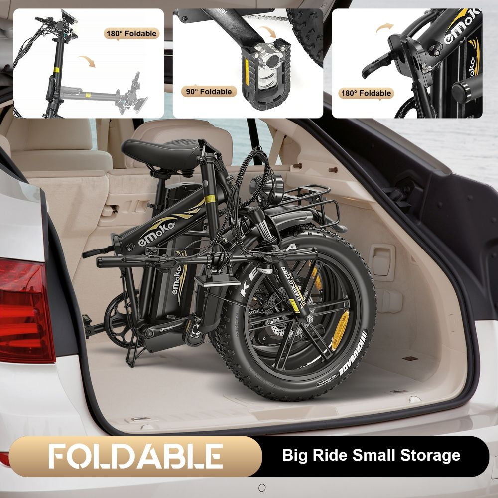 Una bicicleta eléctrica negra plegable está dentro de un maletero. La bicicleta está etiquetada como 'emoko' y tiene neumáticos grandes. El texto dice 'Plegable'.