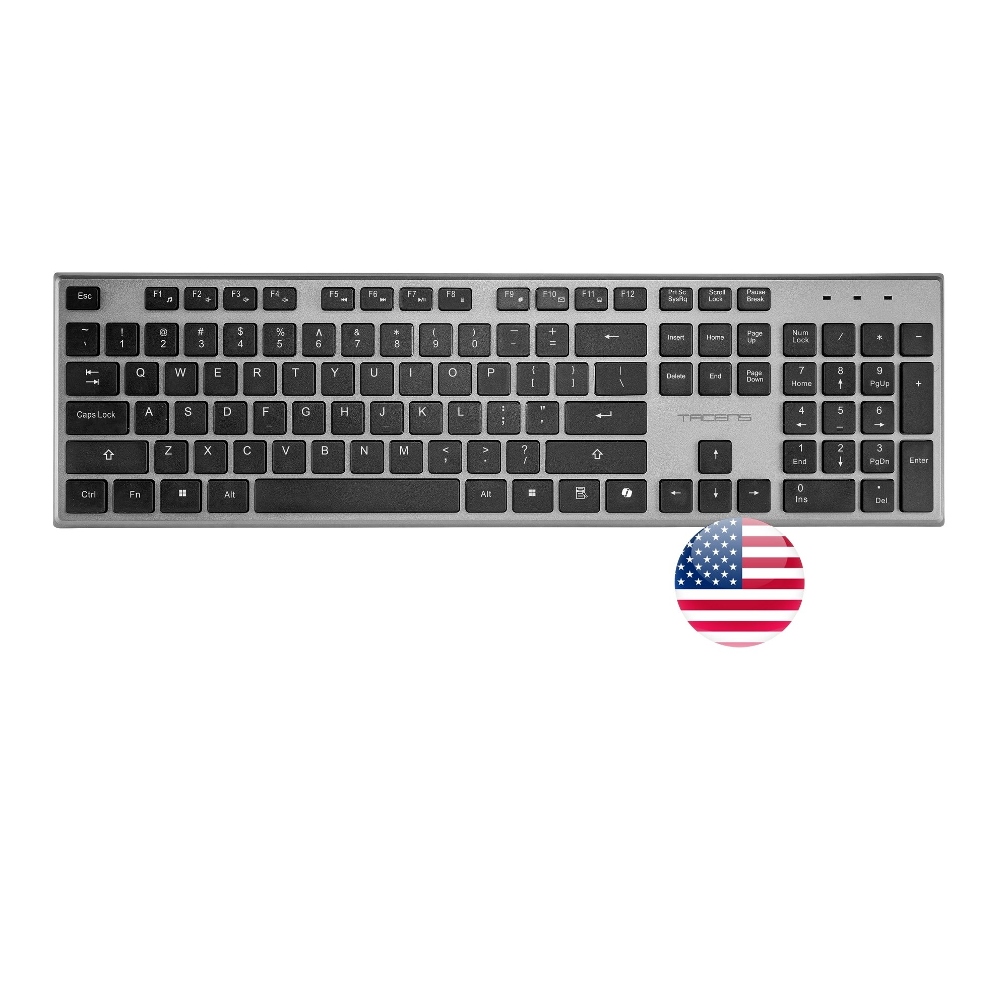 Un teclado con teclas negras y marco plateado. Una pegatina de la bandera americana está en la parte inferior derecha.