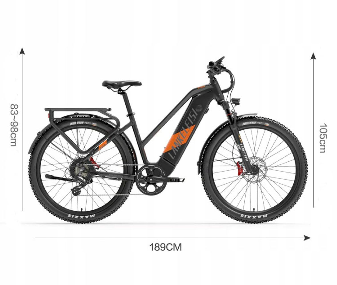 Una bici elettrica nera con dettagli arancioni è in mostra. Le dimensioni sono 189 cm di lunghezza, 83-98 cm di altezza e 105 cm nel punto più alto.