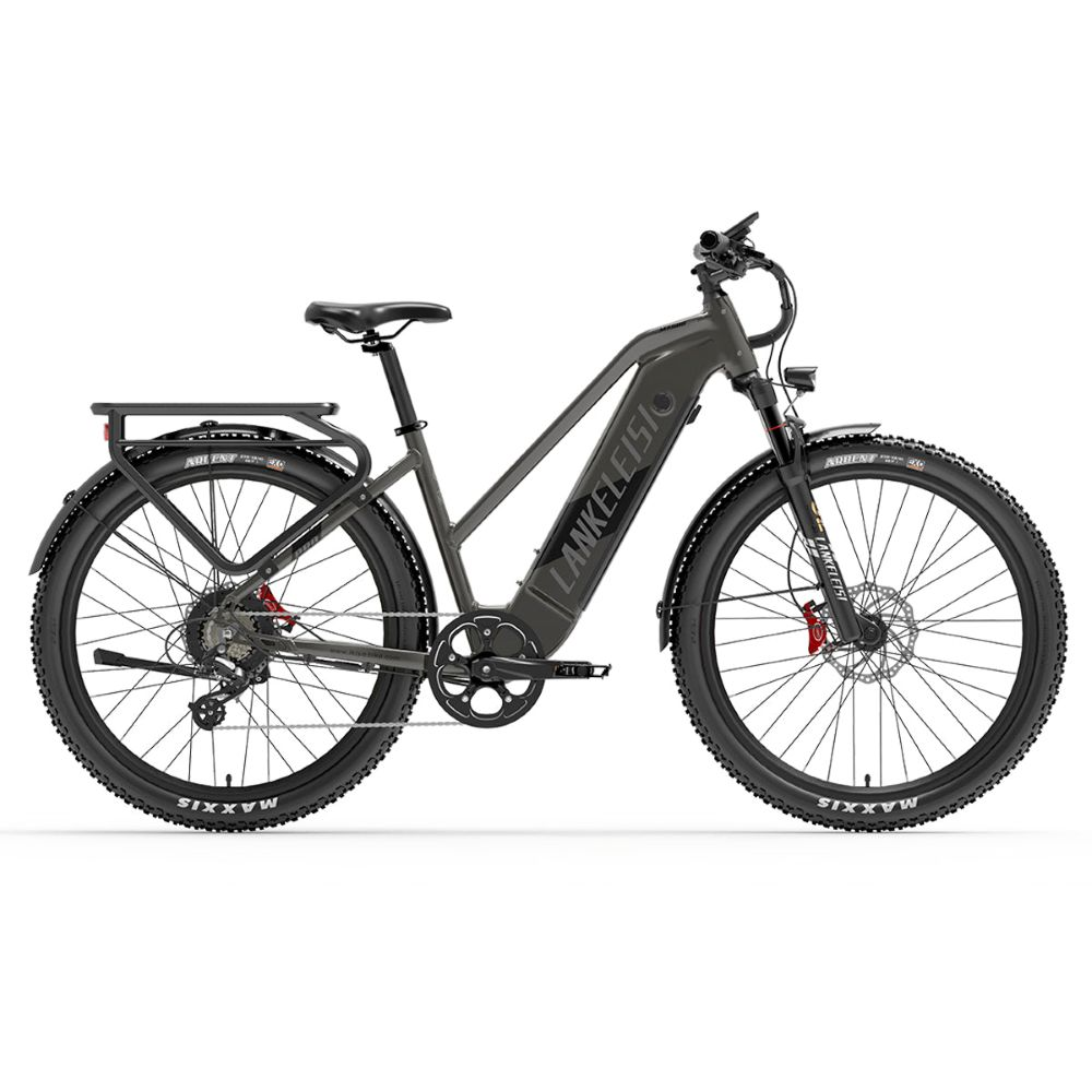 Una bici elettrica Lankeleisi grigia su sfondo bianco. Ha pneumatici grandi e un portapacchi. Il nome del marchio è visibile sul telaio.