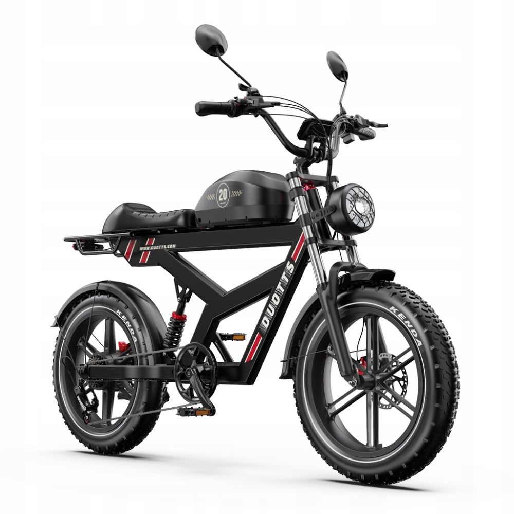 Bicicleta eléctrica negra con neumáticos grandes. Cuenta con faro, espejos y la marca DUOTTS. El fondo es blanco.