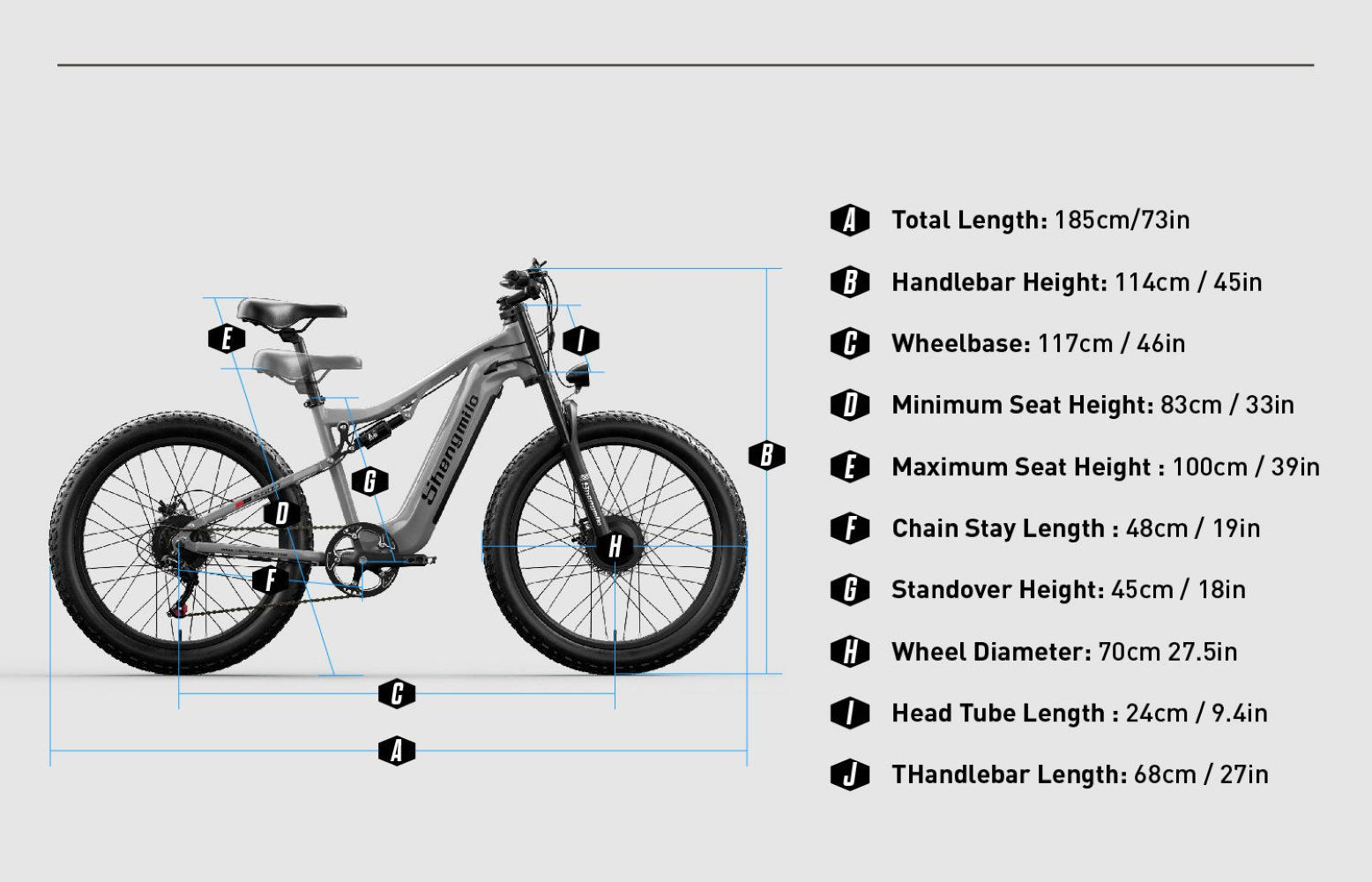 Se muestra una bicicleta eléctrica con medidas. Tiene neumáticos grandes, un cuadro gris y un asiento negro. Las especificaciones se enumeran alrededor de la bicicleta.