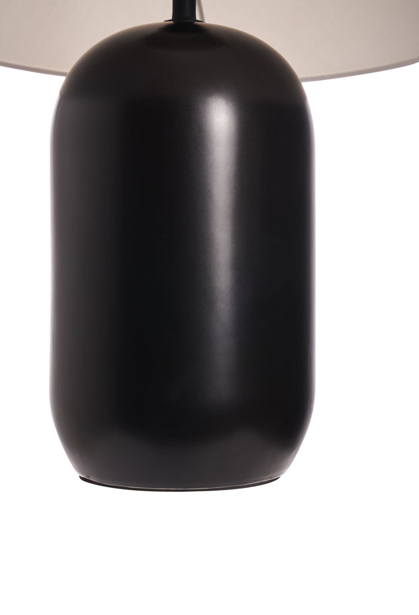 Zbliżenie na nowoczesną czarną lampę. Ma cylindryczny korpus i beżowy abażur na białym tle.