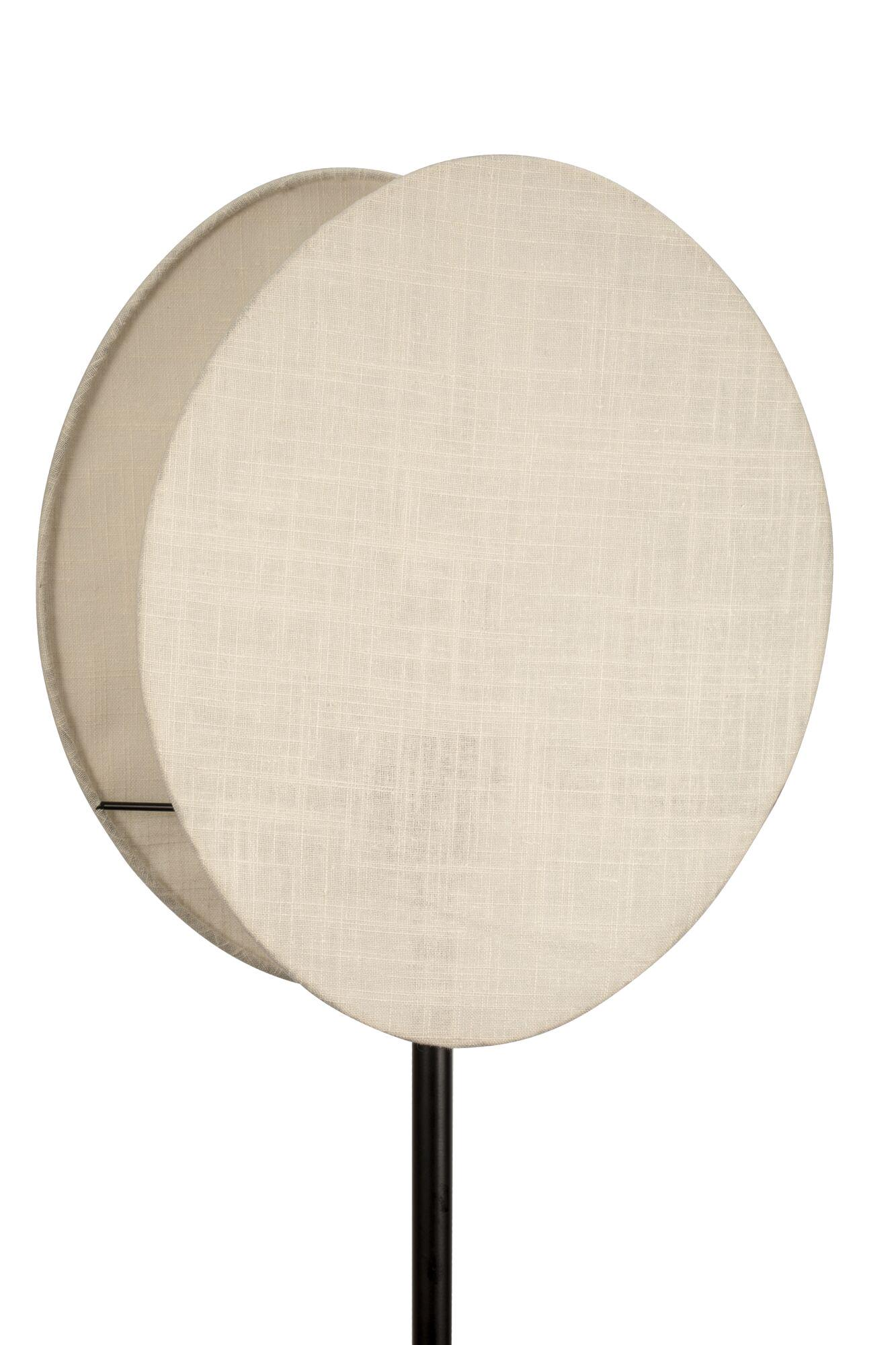 Beżowy abażur, okrągły, z nieco mniejszym za nim. Podtrzymywany przez czarny słupek, na białym tle.