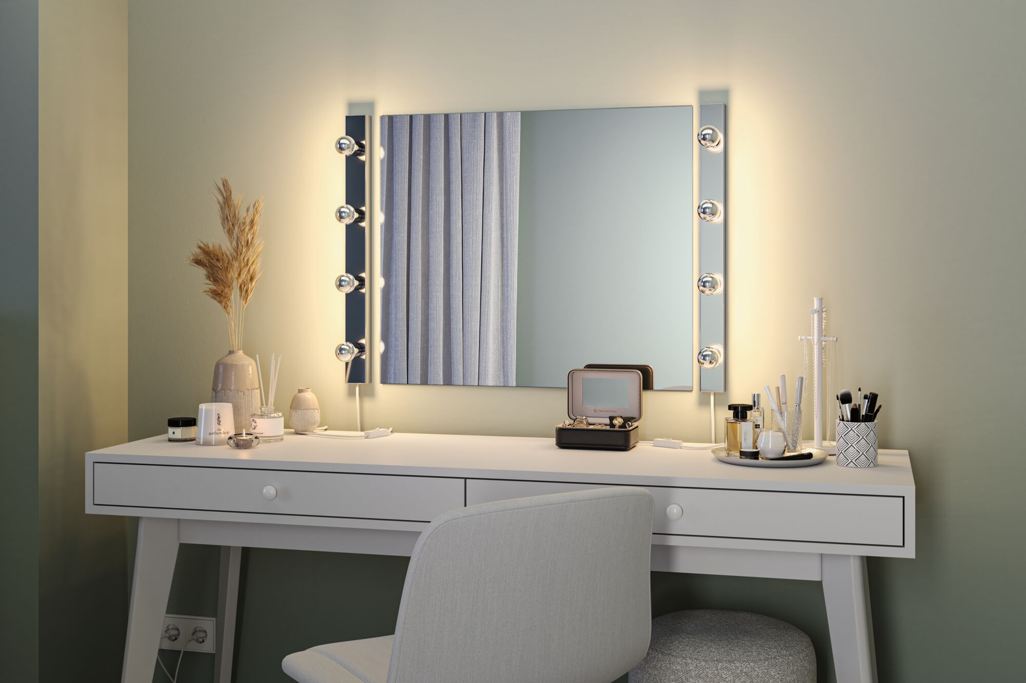 Toaletka z lustrem, światłami i różnymi produktami kosmetycznymi. Przed nią stoi krzesło. Tłem jest zielona ściana.