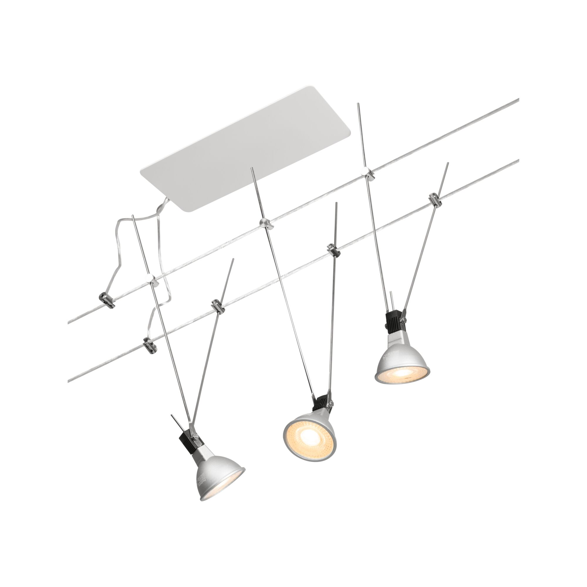 Nowoczesny srebrny system oświetlenia szynowego z trzema reflektorami, zamontowany na białej powierzchni, na białym tle.