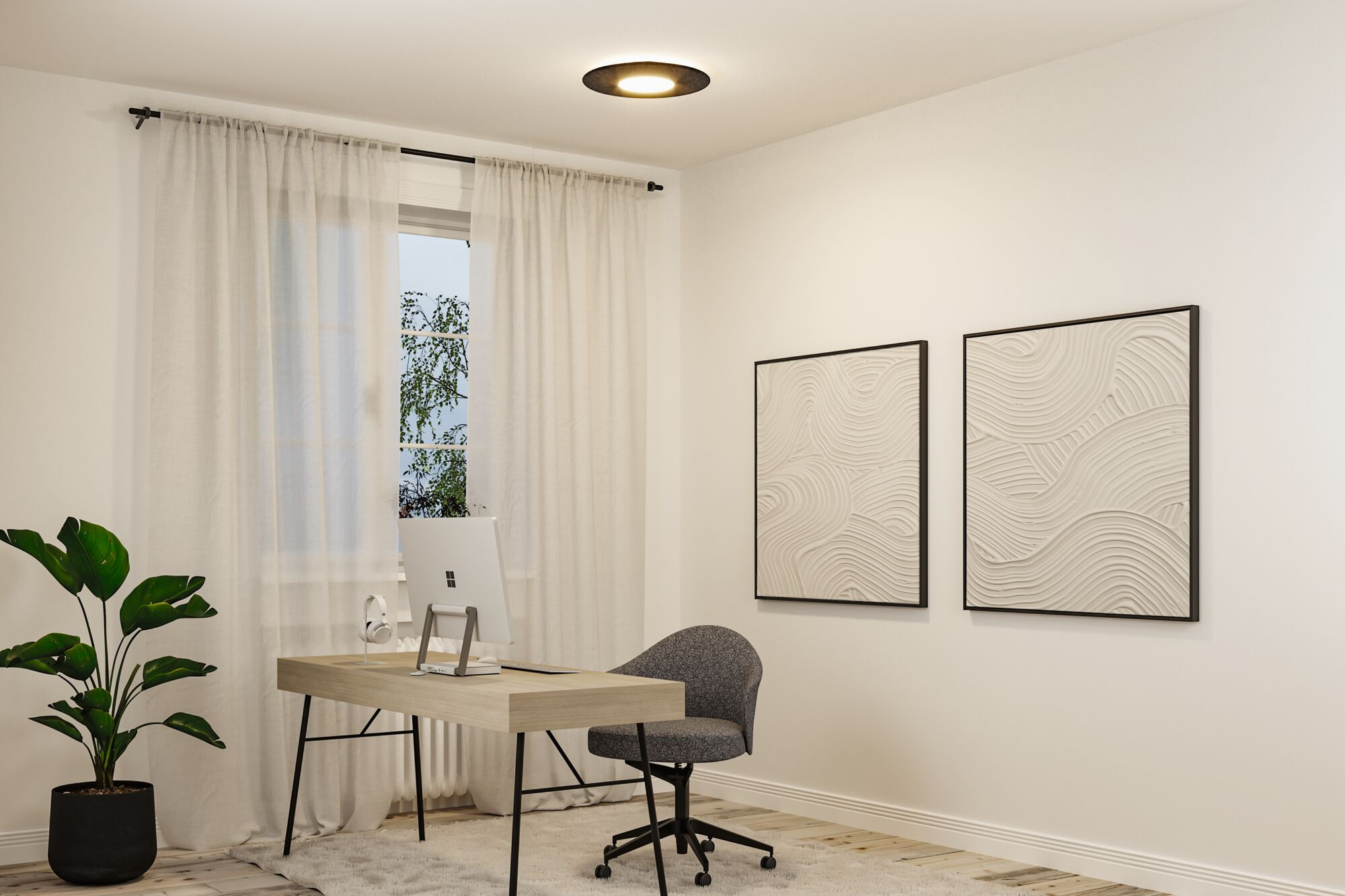 Nowoczesne biuro z biurkiem, krzesłem i sztuką. Roślina w rogu. Okno z zasłonami i lampą.