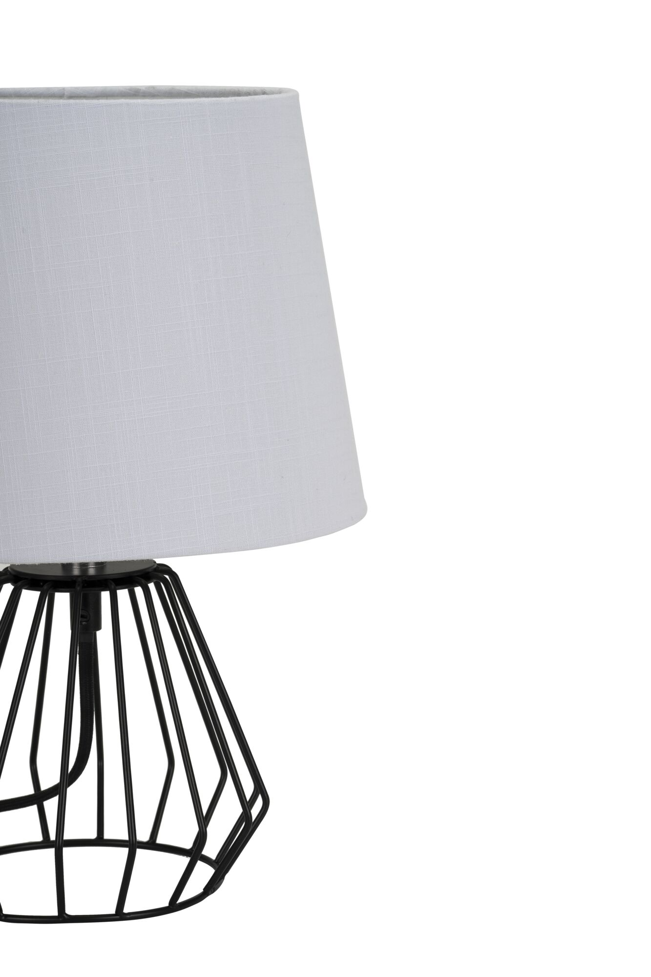 Lampa stołowa z białym abażurem i czarną podstawą w kształcie klatki na białym tle.
