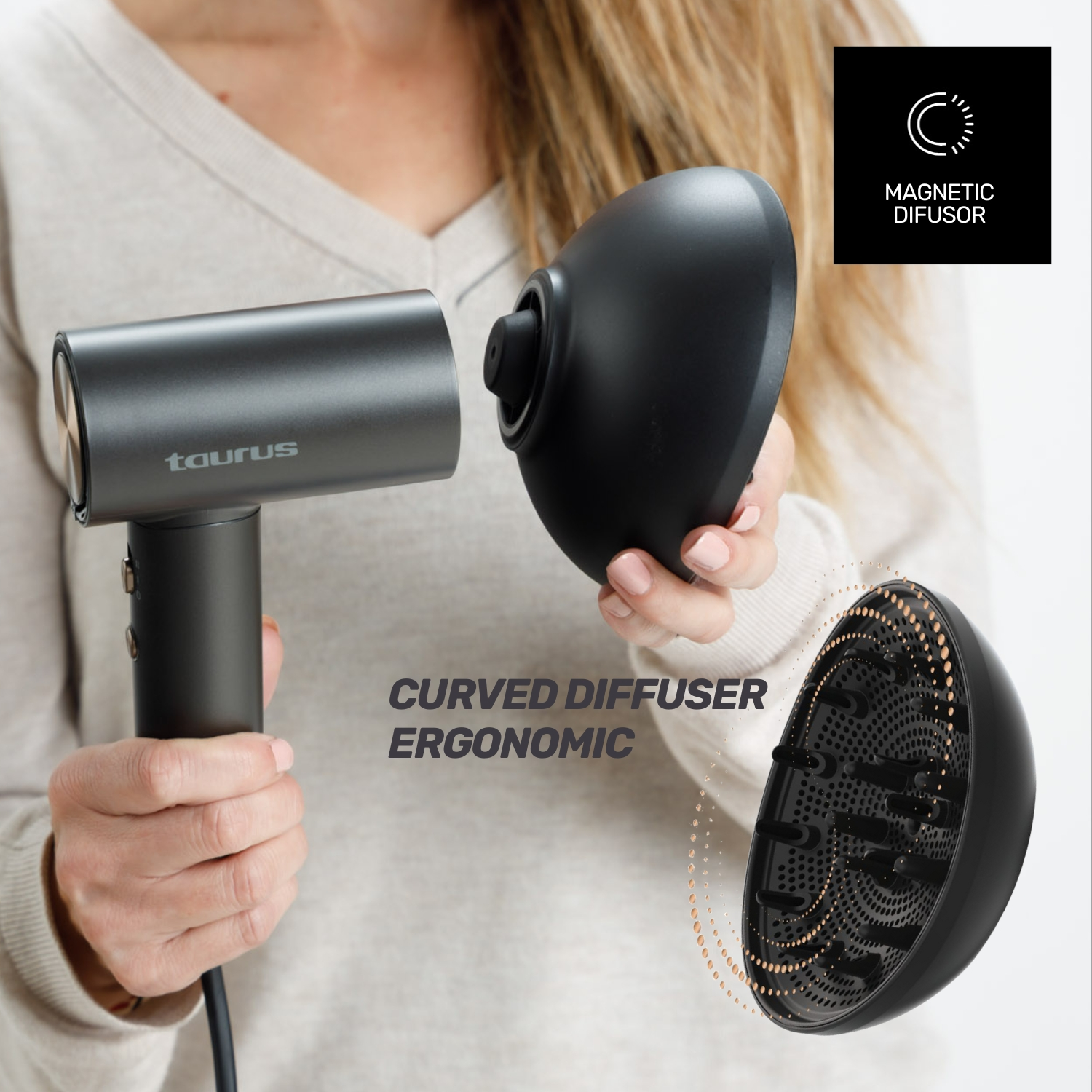 Mujer sosteniendo un secador de pelo negro con un difusor curvo. El secador es de Taurus. Tiene un difusor magnético.