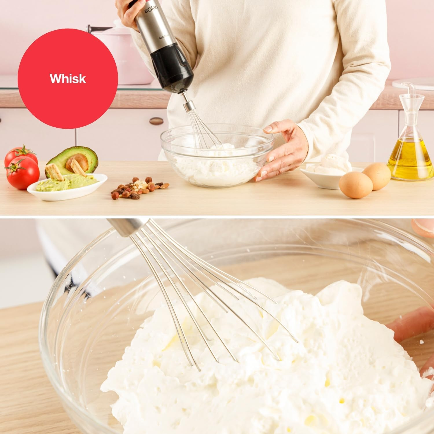 Una persona usa un batidor para mezclar ingredientes en un bol de vidrio. También hay ingredientes como huevos, aguacate y tomates.