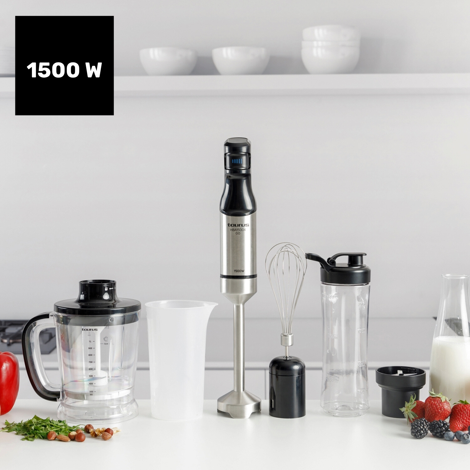 Una escena de cocina con una batidora, accesorios e ingredientes, incluyendo frutas, verduras y un recipiente de leche. La imagen tiene fondo blanco.