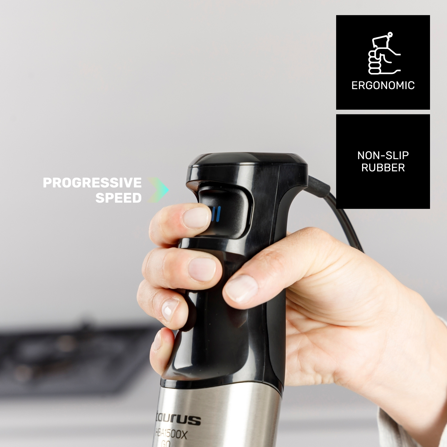 Una mano sostiene una batidora de inmersión negra y plateada. El texto indica velocidad progresiva, diseño ergonómico y goma antideslizante.