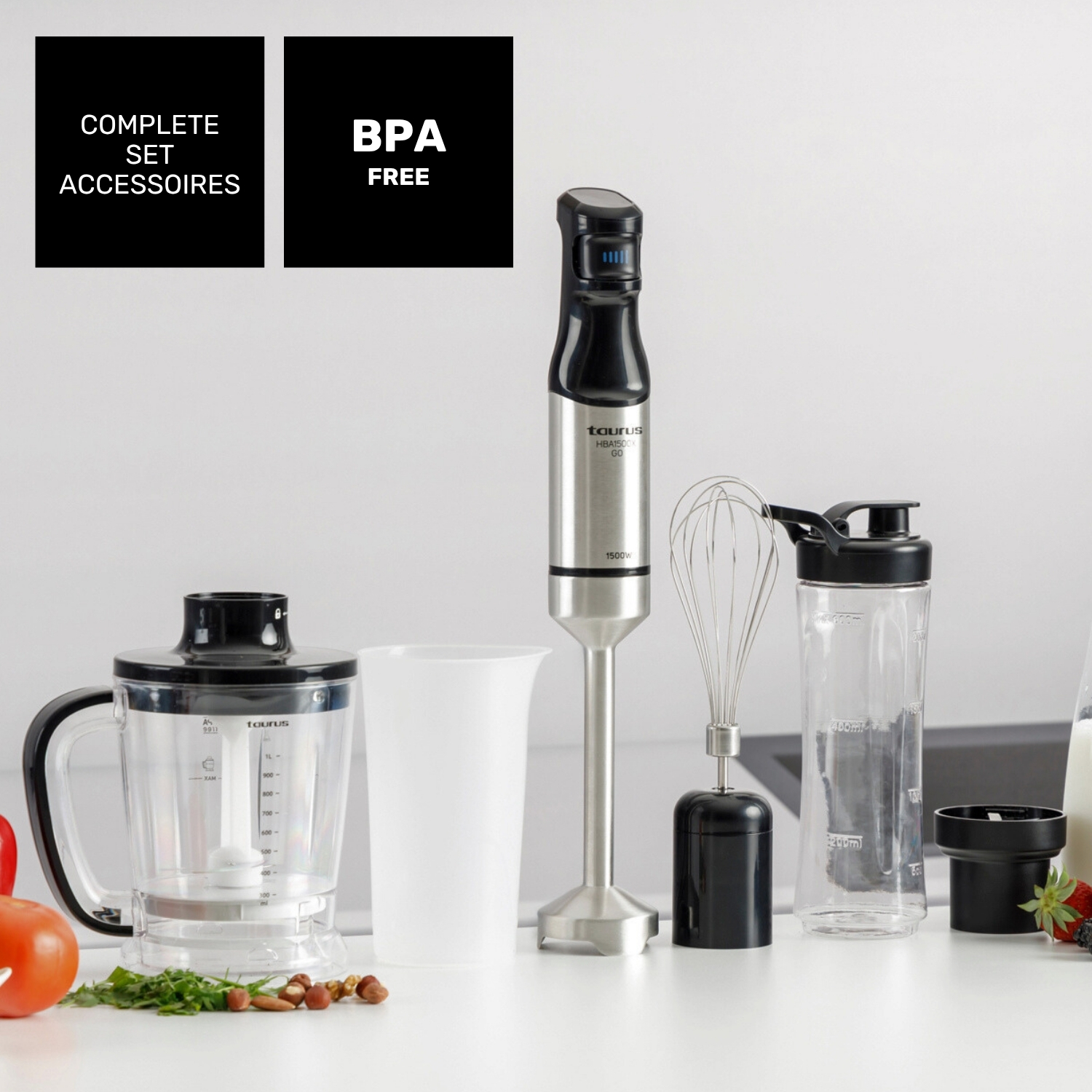 Un juego completo de electrodomésticos de cocina. Incluye una batidora de mano, batidora, jarra medidora y una taza para mezclar, con ingredientes como tomate, nueces.