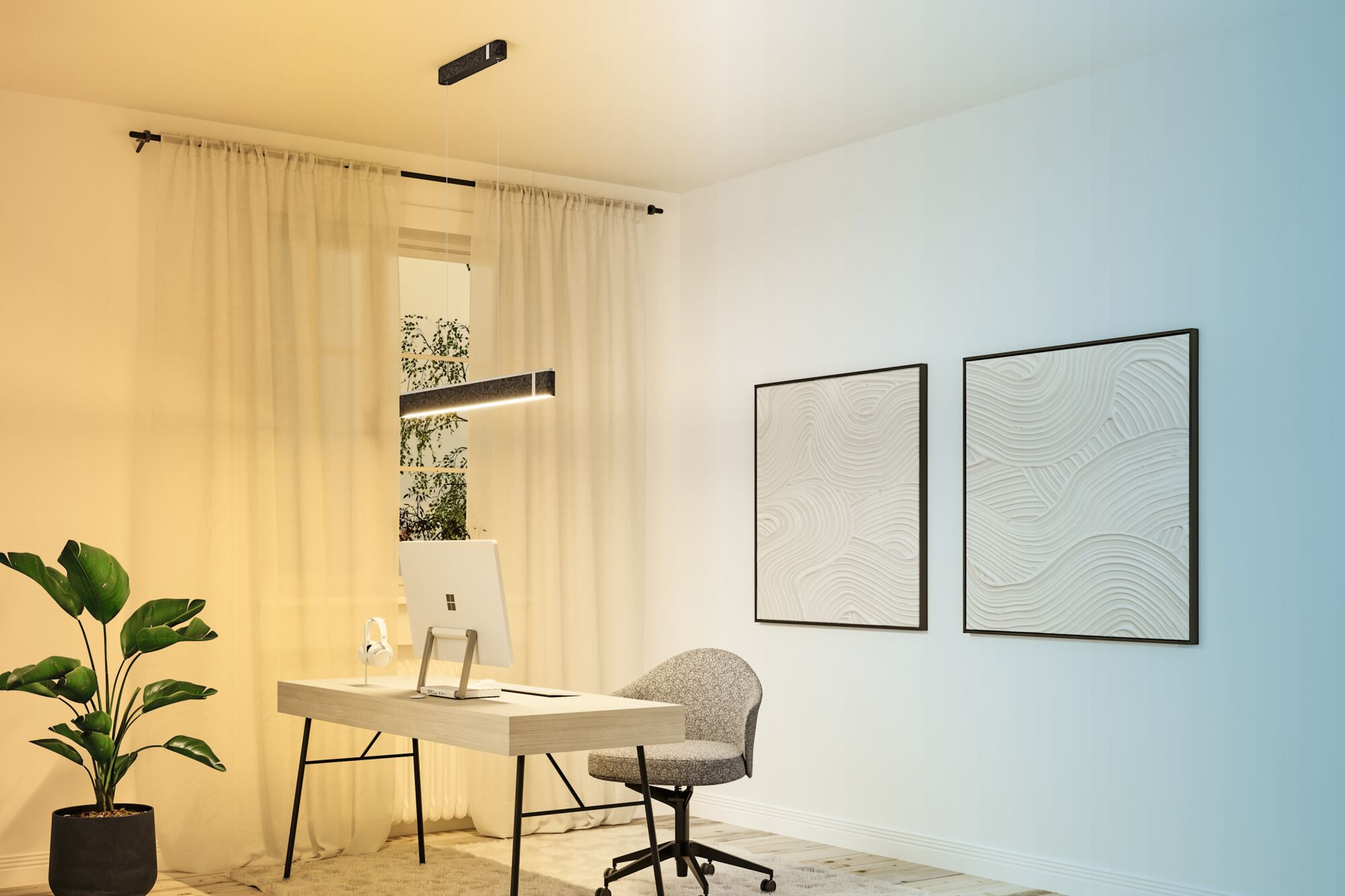 Nowoczesne biuro z biurkiem, komputerem, krzesłem i sztuką. Duża roślina w rogu i okno z zasłonami.