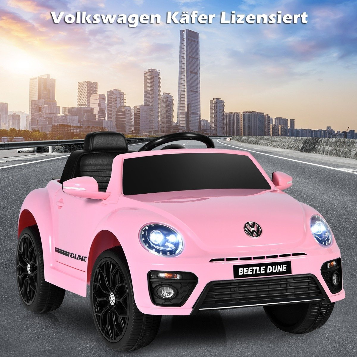 Un coche de juguete rosa Beetle Dune con ruedas negras, contra un horizonte urbano y un atardecer.
