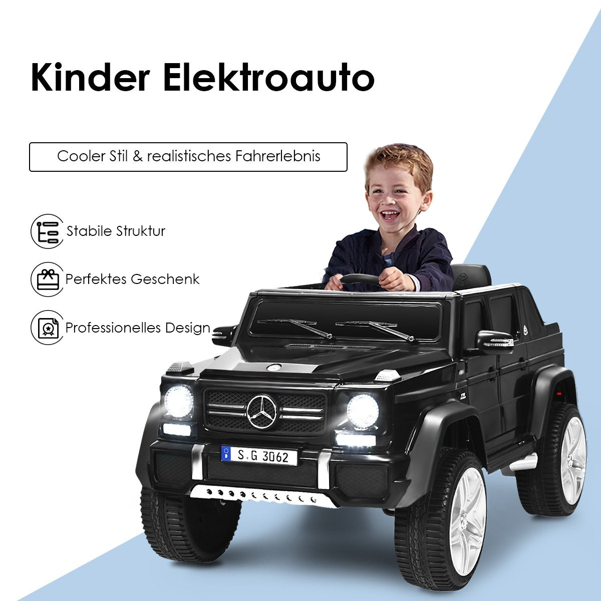Un niño sonriente en un coche de juguete negro. El coche es negro con ruedas blancas y tiene el logotipo de Mercedes-Benz.