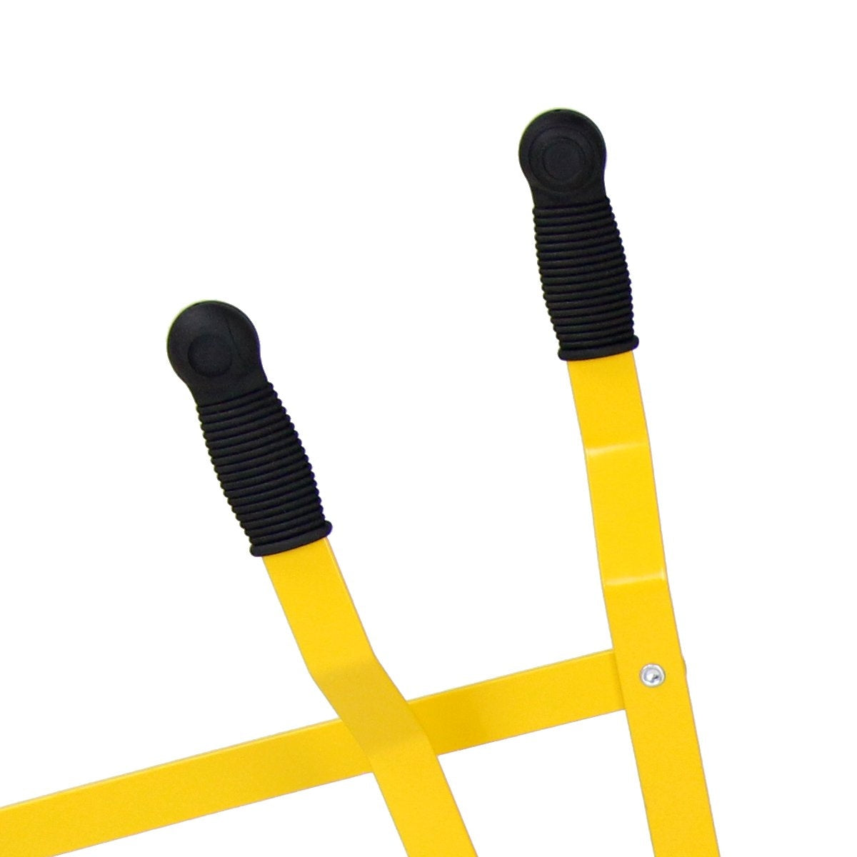Herramienta amarilla con mangos negros. Primer plano de metal amarillo curvado y dos agarres negros texturizados. Fondo blanco.
