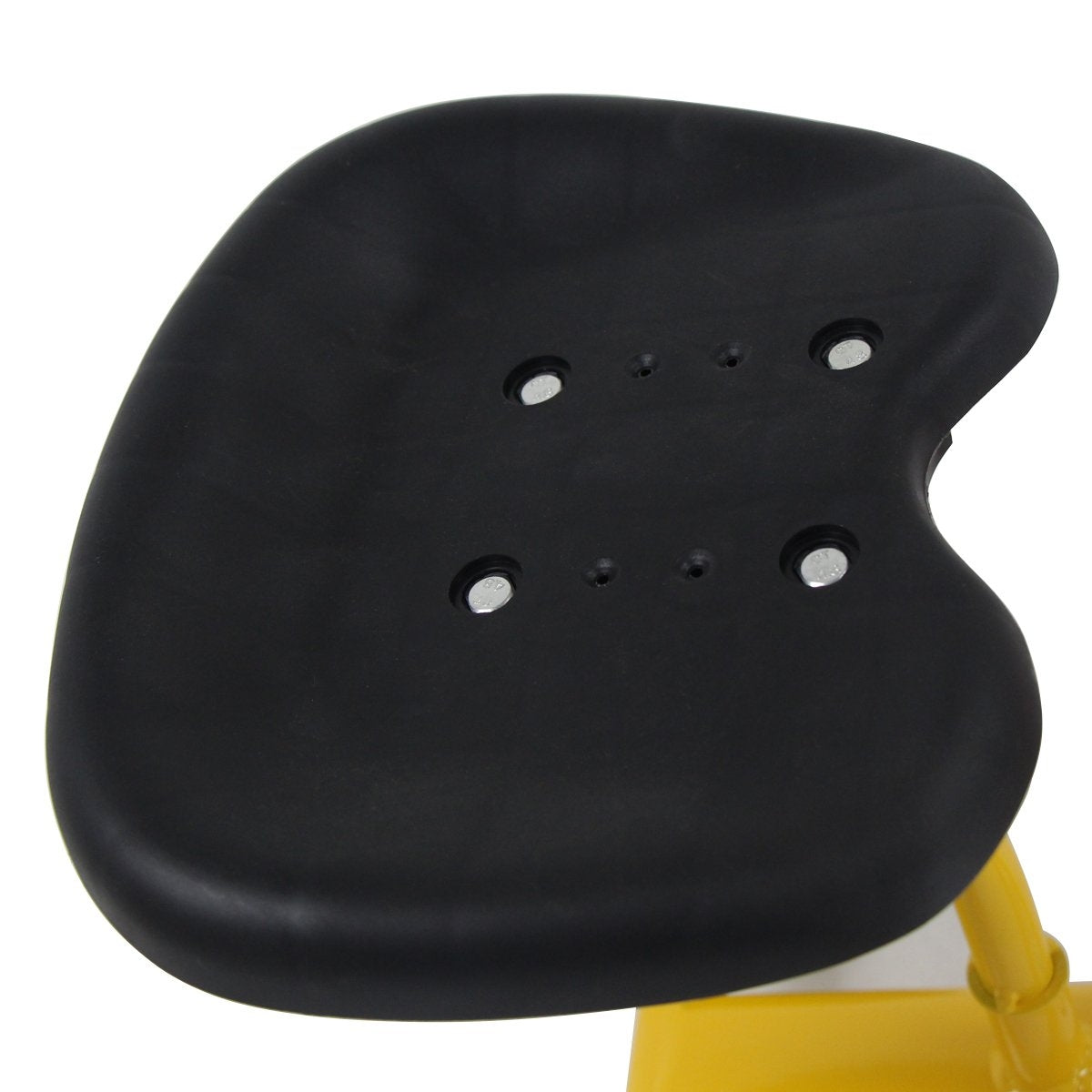 Primer plano de un asiento negro contorneado con pernos metálicos. Se ve una estructura de soporte amarilla en la parte inferior.