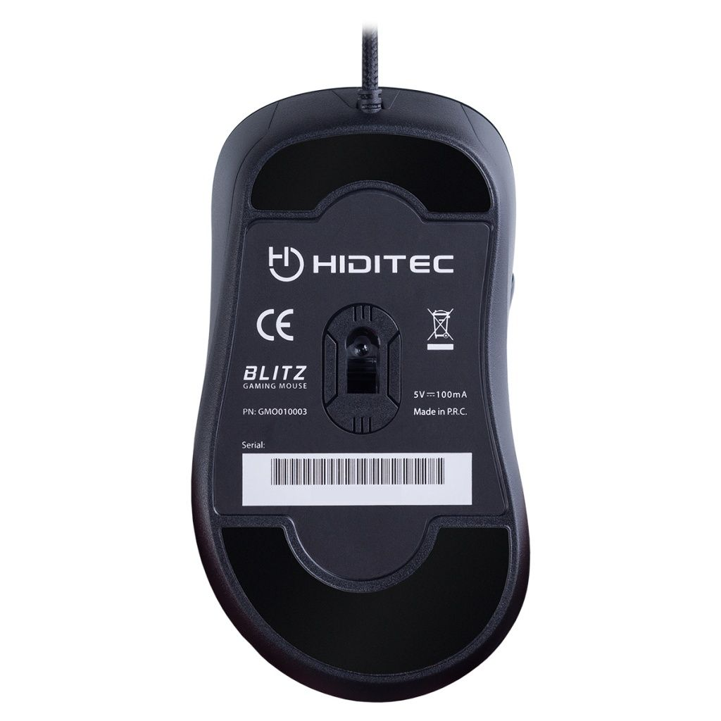 Zwarte onderkant van een computermuis. HIDITEC Blitz gaming muis met labels, serienummer en stroomspecificaties. Een kabel komt van boven.