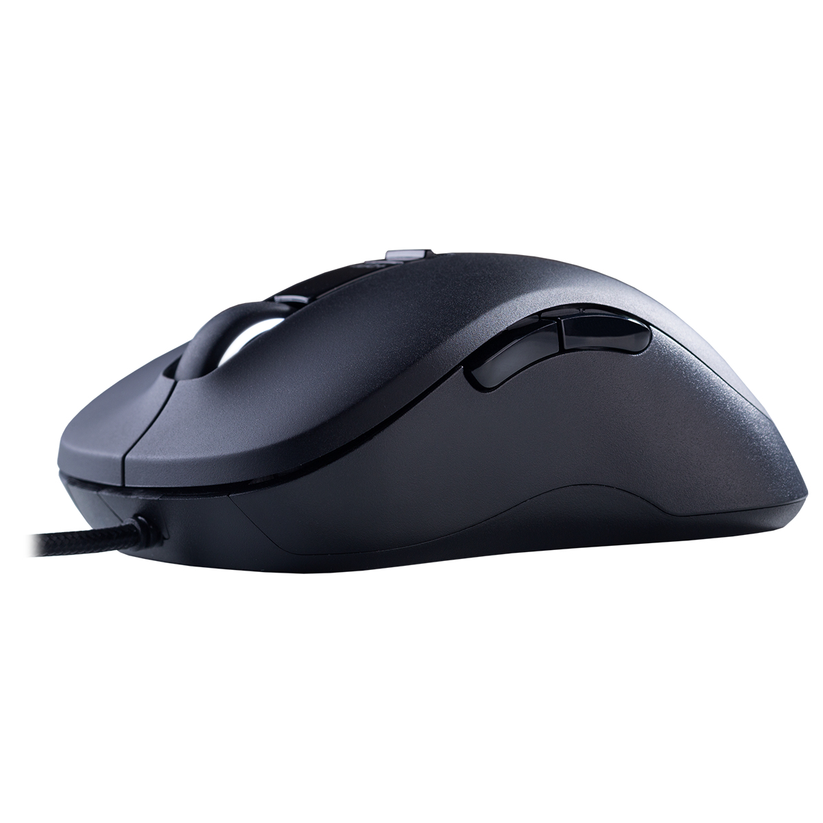 Een zwarte computermuis met knoppen en een scrollwiel, verbonden met een snoer. Het staat op een witte achtergrond.