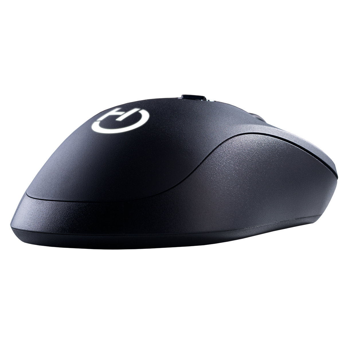 Een zwarte computermuis met een oplichtend wit logo bovenop. Het heeft een glad ontwerp met een knop aan de bovenkant en staat op een witte achtergrond.