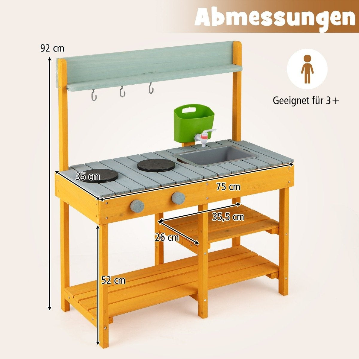 Una cocina de juguete de madera con medidas. Tiene un fregadero, una estufa, estantes y un cubo verde.