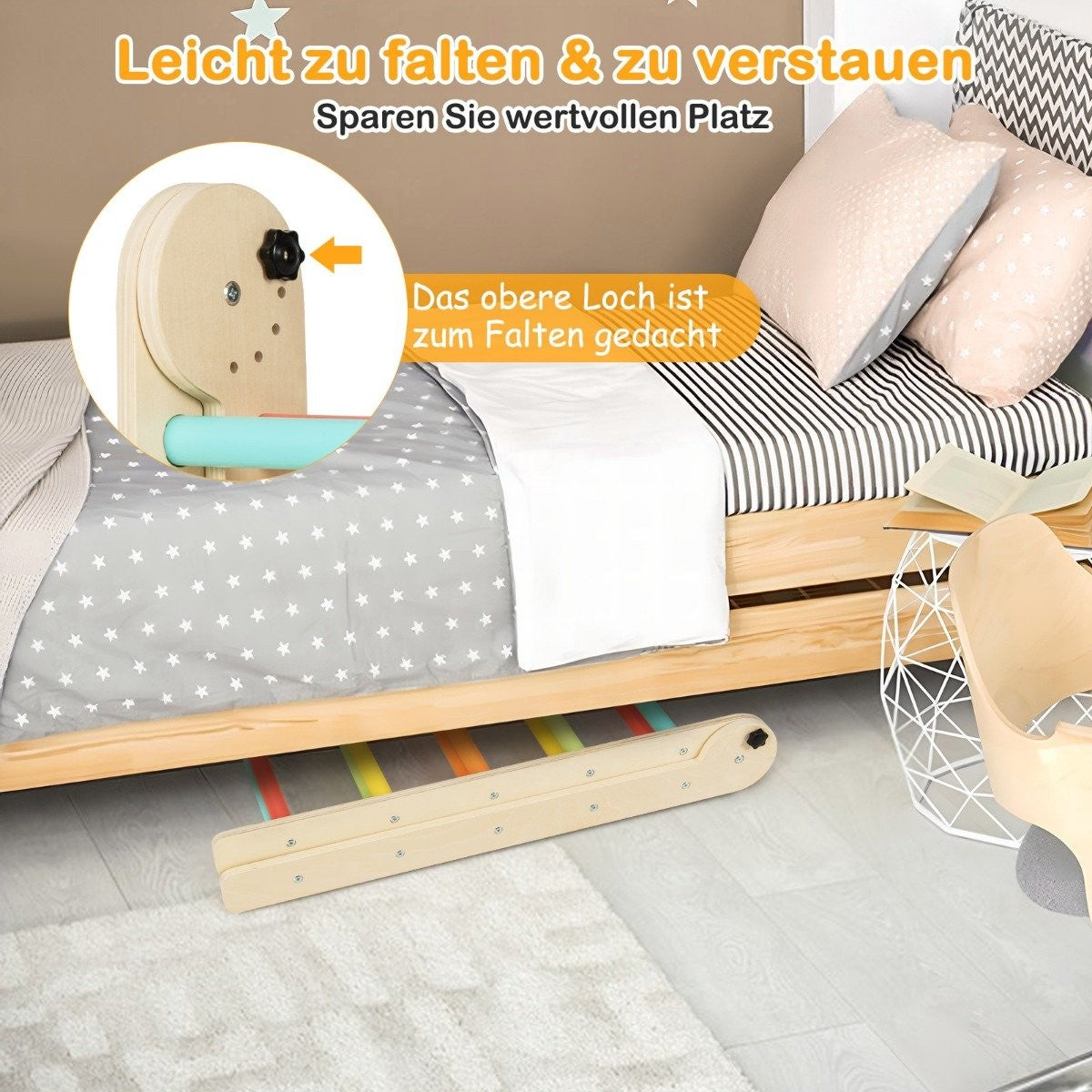 Un armazón de cama plegable de madera está sobre una cama con almohadas. El marco está plegado. El texto dice: Fácil de plegar y guardar.