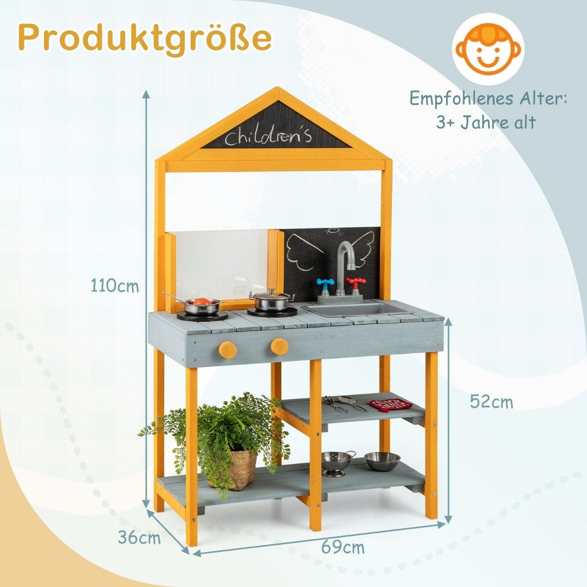 Una cocina de juguete de madera para niños con una pizarra, fregadero, estufa y estantes. Incluye ollas, sartenes y una planta. Dimensiones etiquetadas.