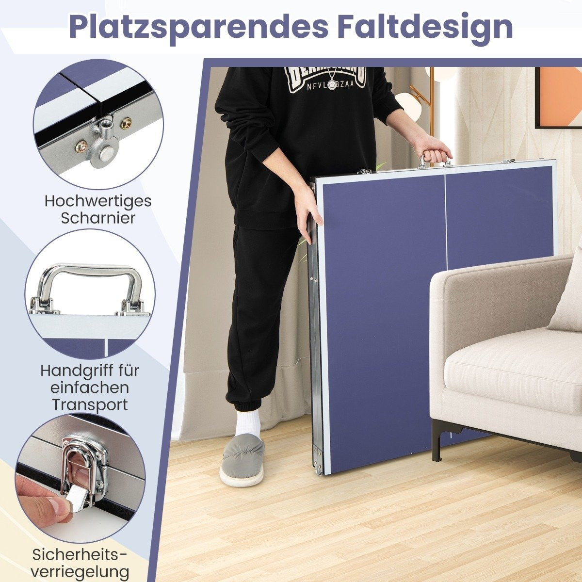 Una persona sostiene una mesa plegable azul. Detalles muestran bisagras, asa y pestillo. La mesa está en la sala, cerca de un sofá.