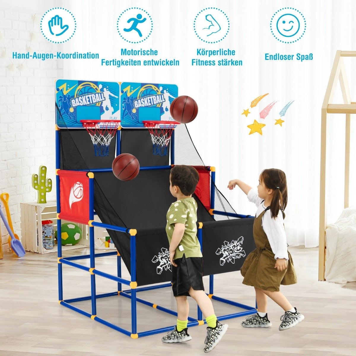 Dos niños juegan baloncesto. Uno lanza la pelota. Una canasta de baloncesto está en el fondo. La escena es interior.