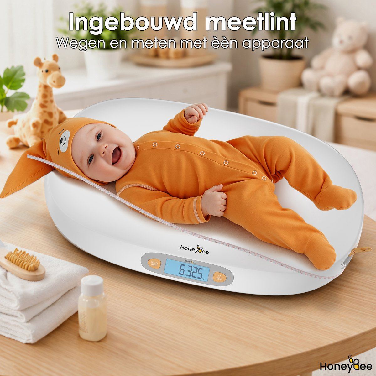 Ein Baby in einem orangefarbenen Overall liegt auf einer weißen Waage. Ein Giraffenspielzeug und ein Teddybär befinden sich im Hintergrund.