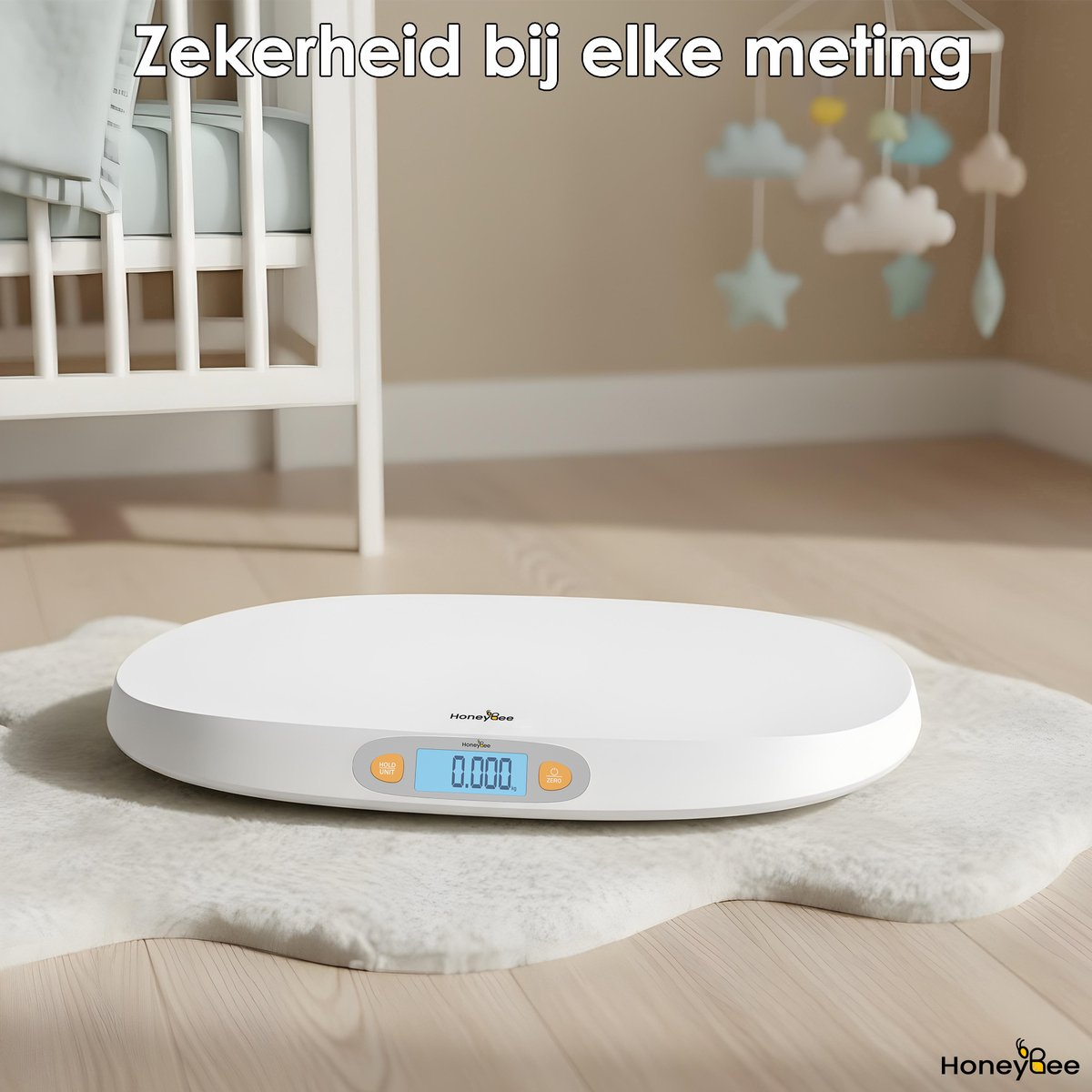 Eine weiße Babywaage auf einem flauschigen, weißen Teppich. Im Hintergrund sind ein Kinderbett und ein Mobile zu sehen. Die Waage zeigt '0.000'.