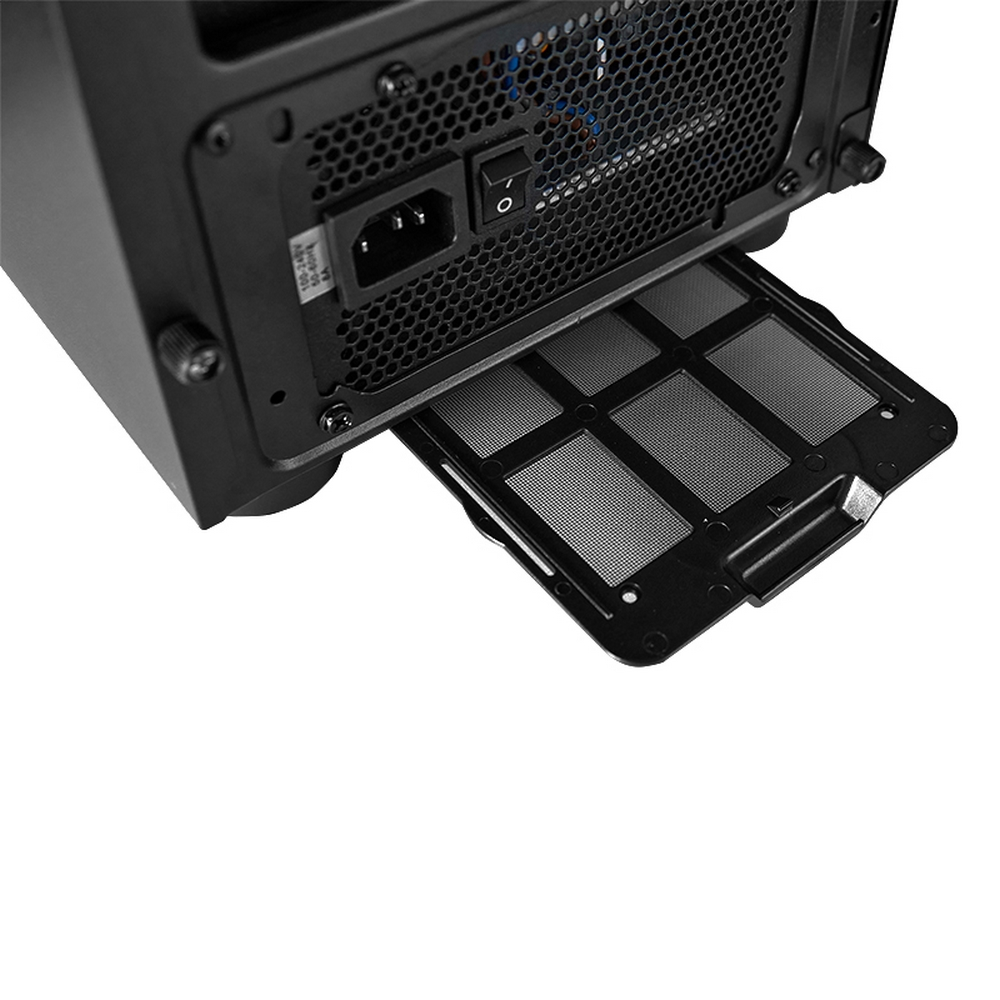 Retro di un case per computer nero. Include porta di alimentazione, interruttore e filtro a rete. Il filtro è parzialmente estratto.