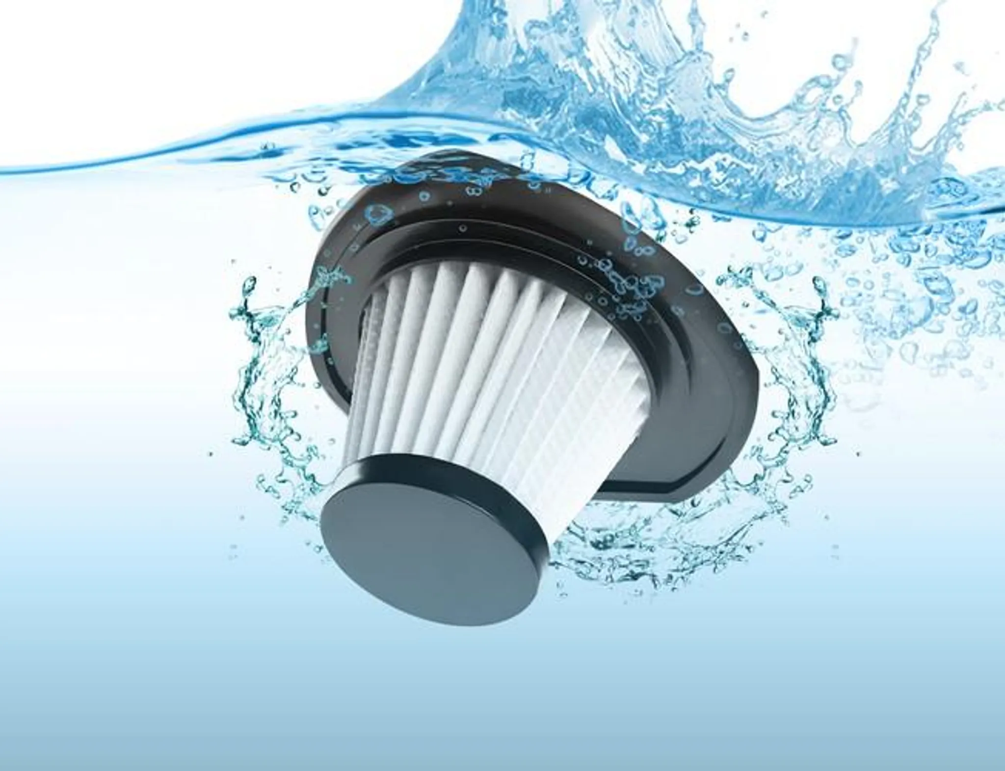 Ein Staubsaugerfilter in Wasser getaucht. Er hat einen schwarzen Rand und einen weißen Faltenfilter. Wasser spritzt herum.