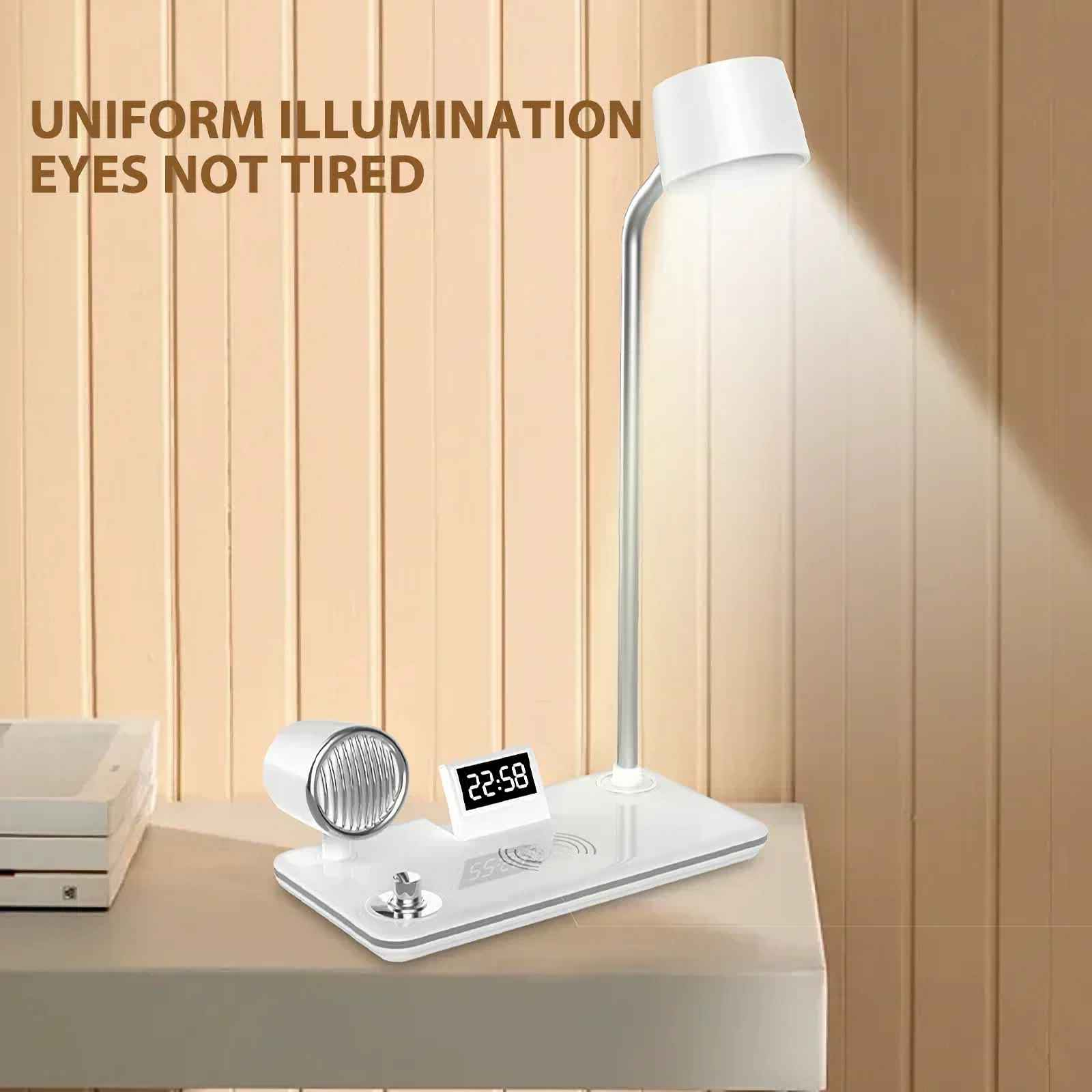 Eine weiße Schreibtischlampe mit Digitaluhr und kabellosem Ladegerät. Der Hintergrund ist eine Holzwand.