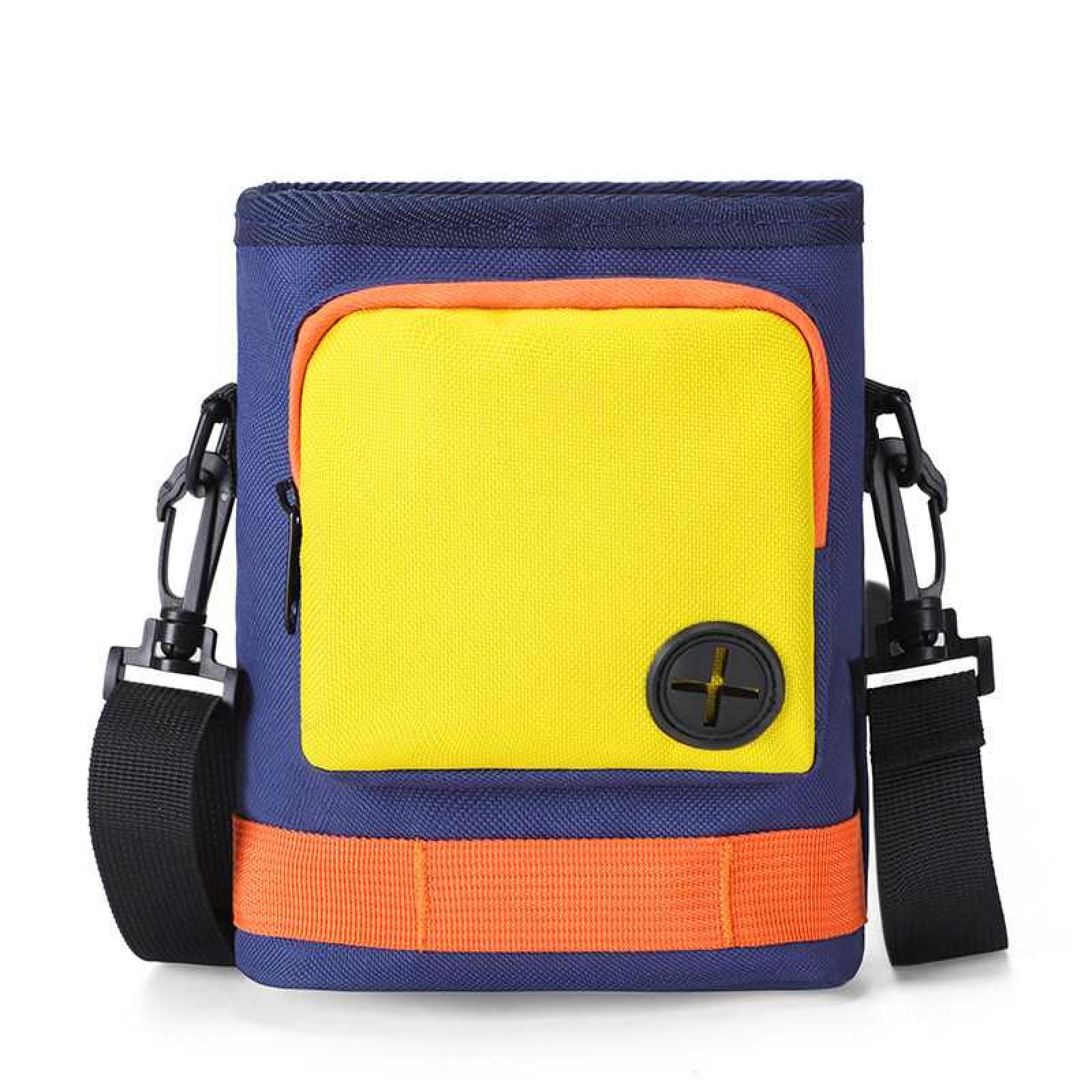 Eine blau-gelbe Tasche mit schwarzem Riemen, orangenem Streifen und einem schwarzen runden Knopf mit Kreuz.