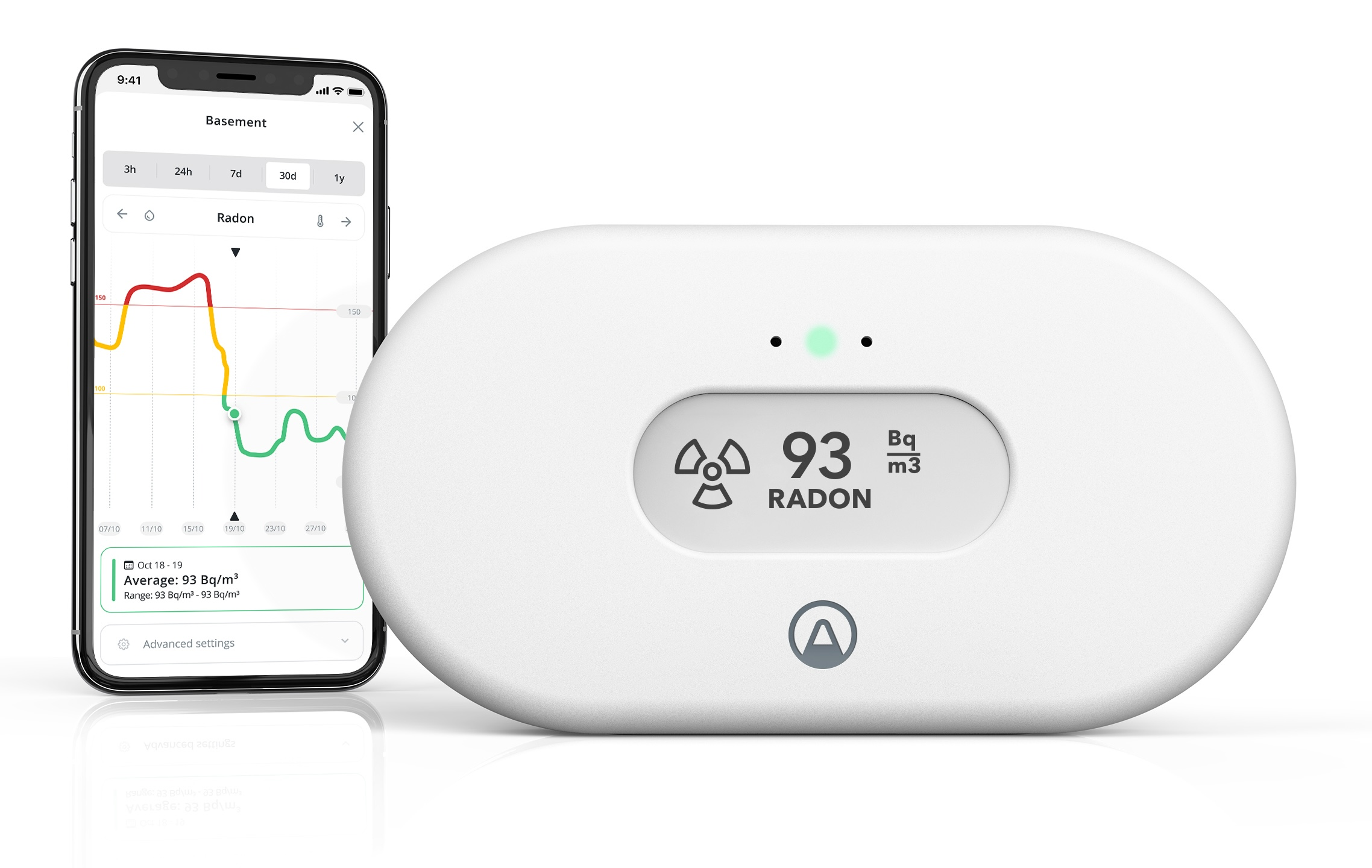 Un rilevatore di radon bianco mostra una lettura di 93 Bq/m3. Uno smartphone mostra i livelli di radon nel tempo.