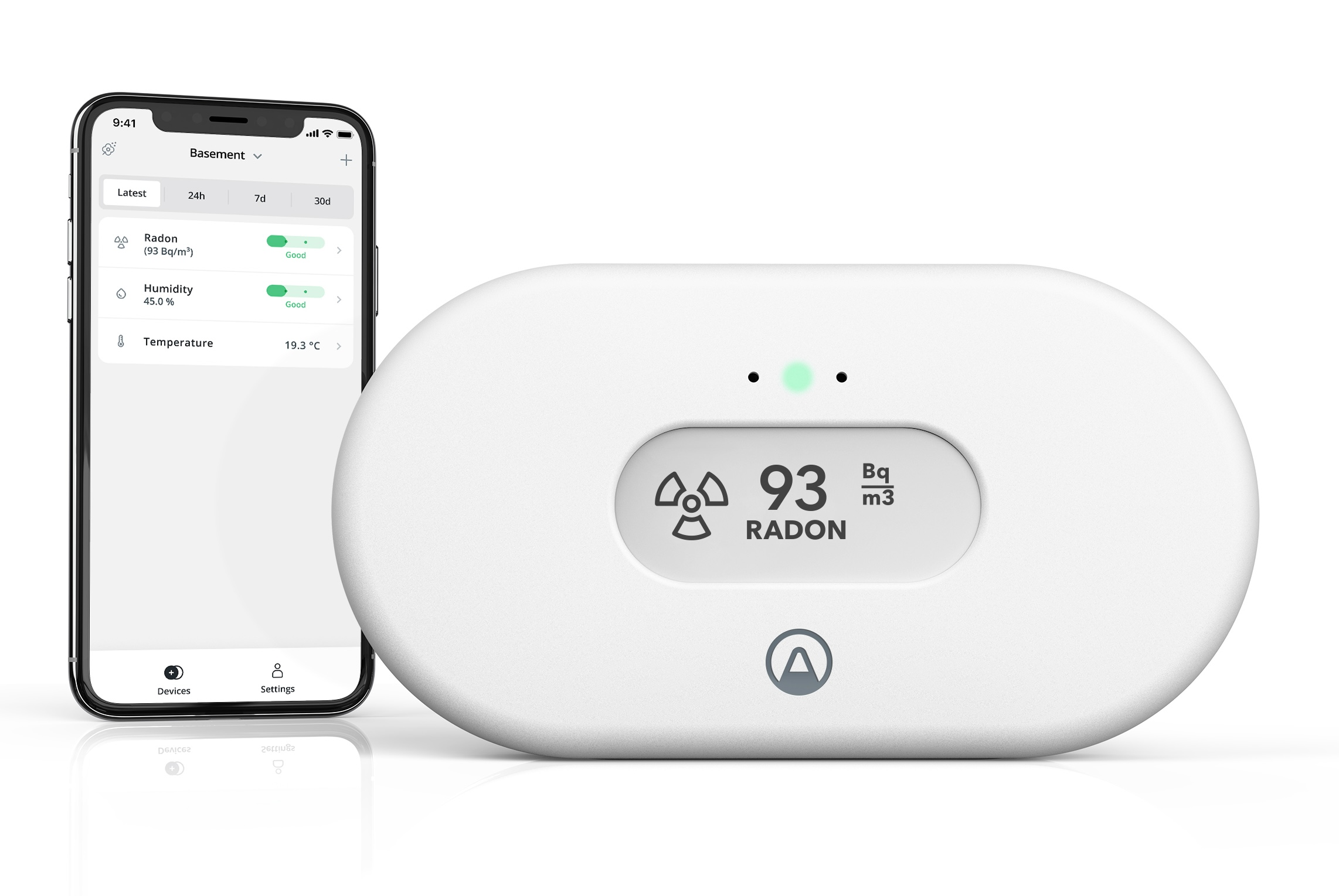 Un rilevatore di radon bianco e uno smartphone mostrano dati su radon, umidità e temperatura. Il rilevatore mostra lo stato 'Buono'.