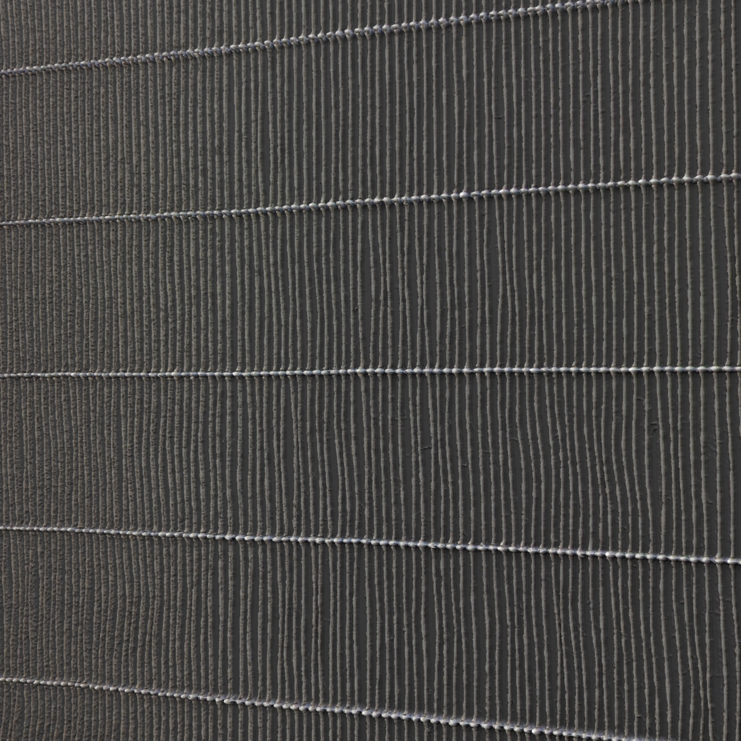 Primo piano di una griglia metallica grigio scuro con linee verticali e barre di collegamento orizzontali. Le linee hanno una texture.