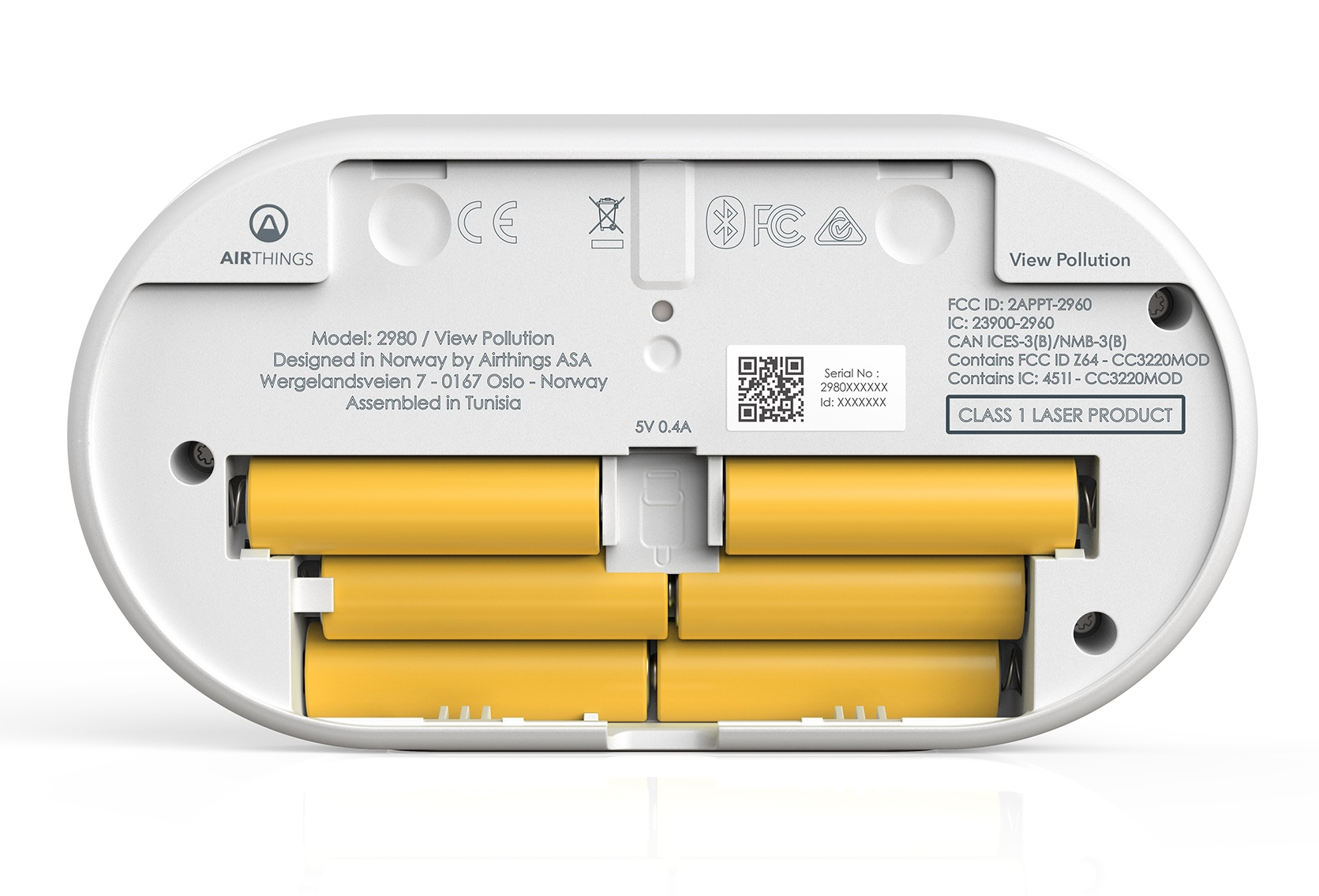 Rückseite eines weißen Luftqualitätsmonitors, geöffnet mit gelben Batterien. Text mit Modell-, FCC-ID- und Seriennummern.