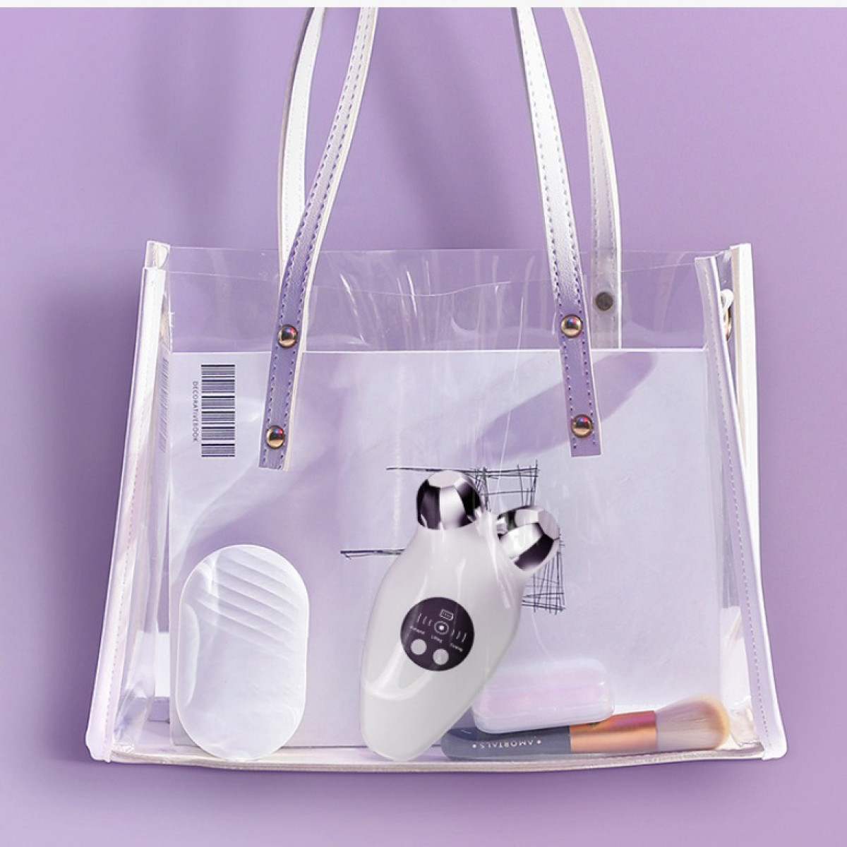 Przezroczysta torba zawiera białe urządzenie do pielęgnacji skóry, pędzel do makijażu i inne kosmetyki na fioletowym tle.